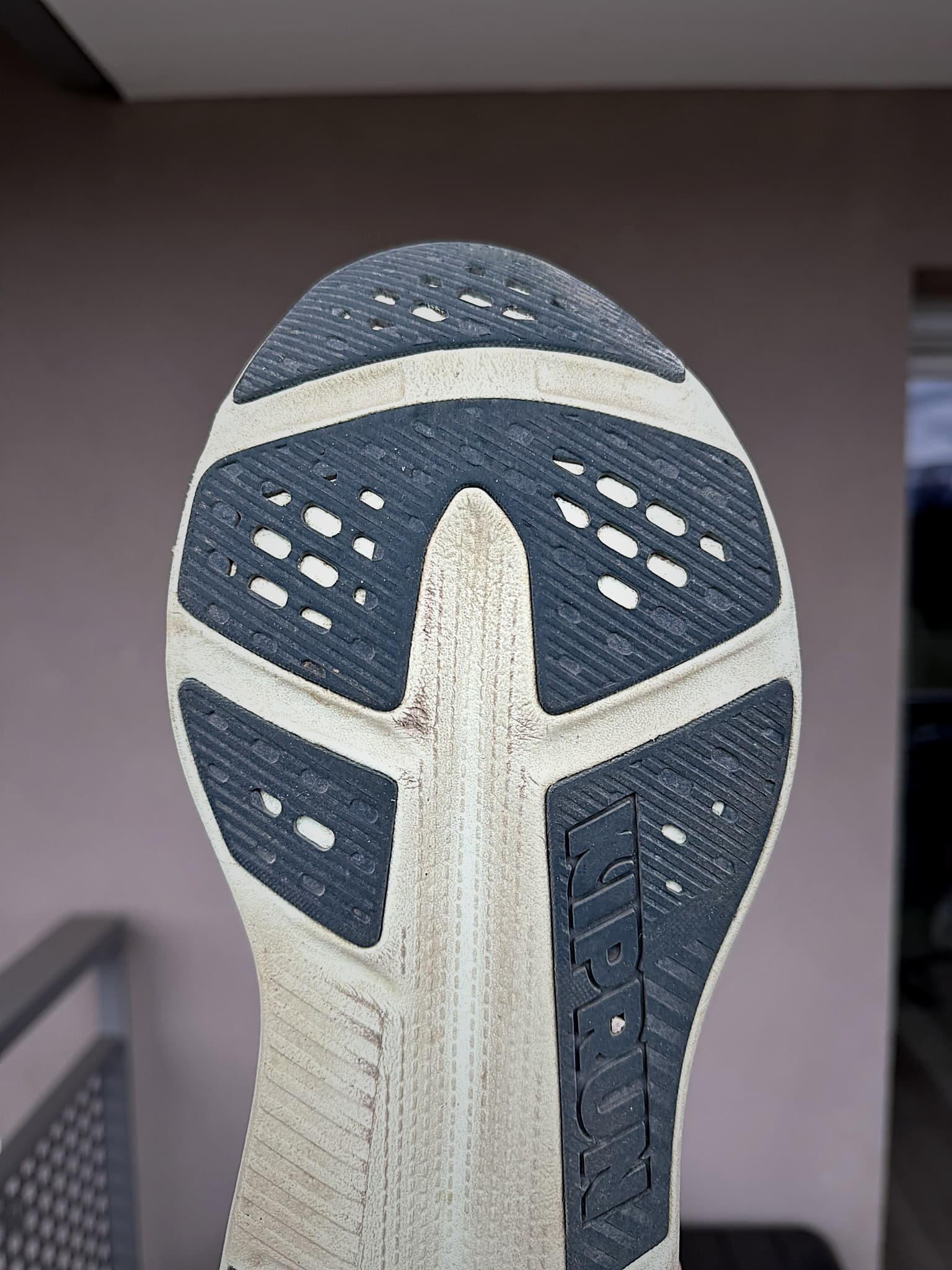 Test de la Kiprun Kipride Max après 100 km : confort, amorti maximal, performance et rapport qualité-prix. Notre avis complet sur ce daily trainer signé Kiprun.