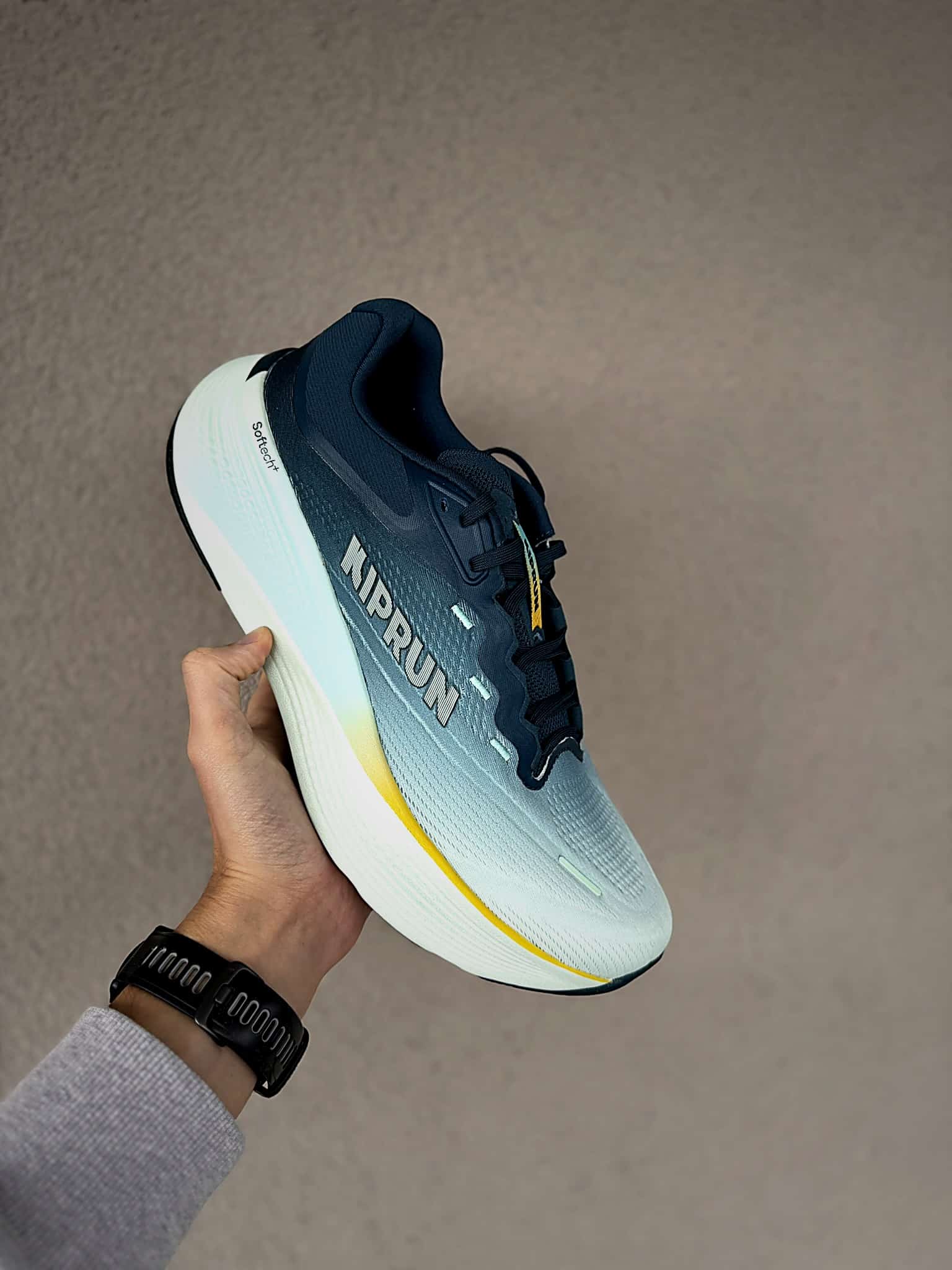 Test de la Kiprun Kipride Max après 100 km : confort, amorti maximal, performance et rapport qualité-prix. Notre avis complet sur ce daily trainer signé Kiprun.