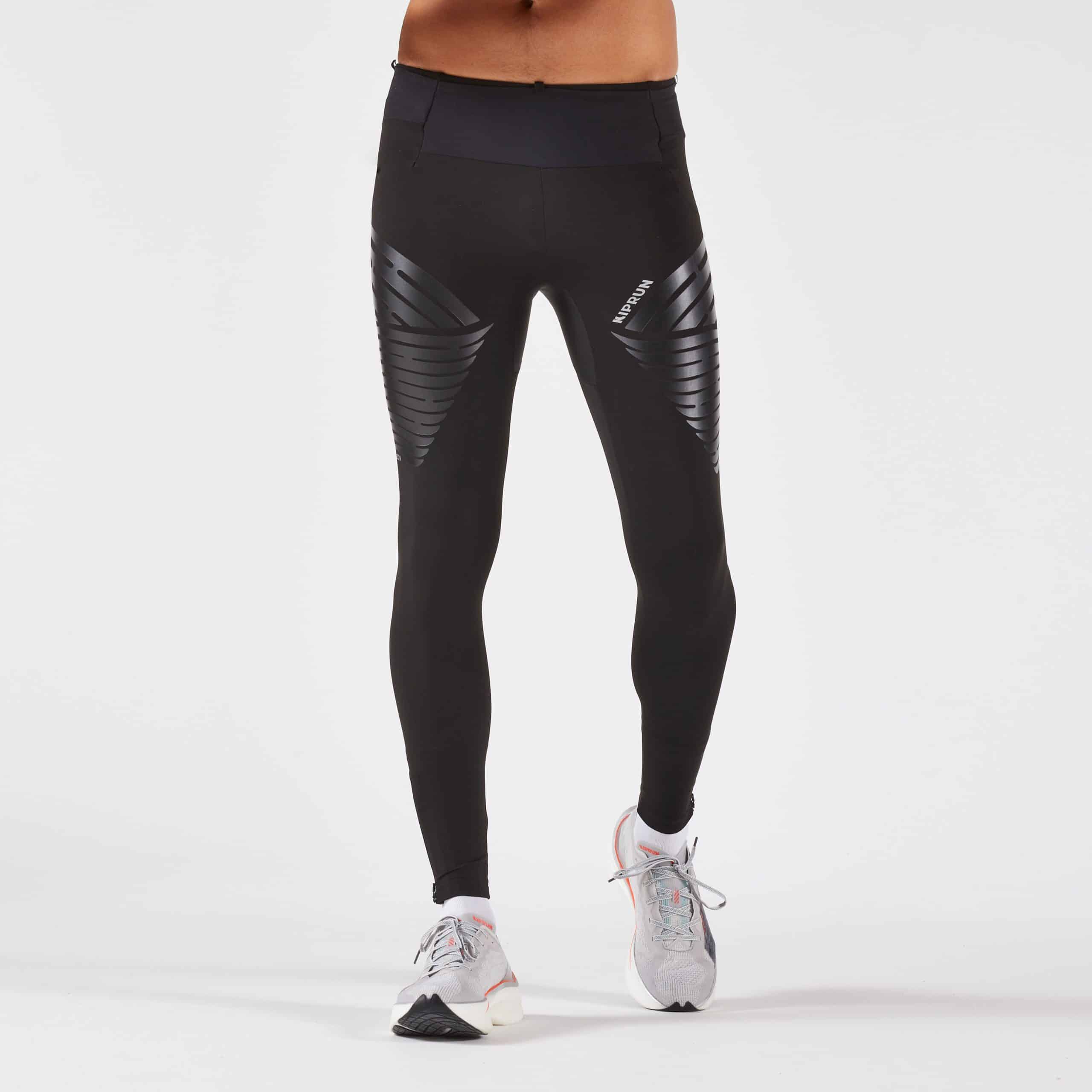 On connaissait déjà Kiprun pour ses innovations chaussures à la pointe de la technologie. Aujourd’hui, c’est du côté du textile que ça bouge. La marque running de Decathlon continue sa montée en puissance avec la sortie d’un collant révolutionnaire : le Run Compress 900 RHEON. Ce collant de running nouvelle génération, développé en collaboration avec les ingénieurs londoniens de RHEON LABS®, promet de changer la donne pour les coureurs en quête de performance, sur les sentiers comme sur la route.