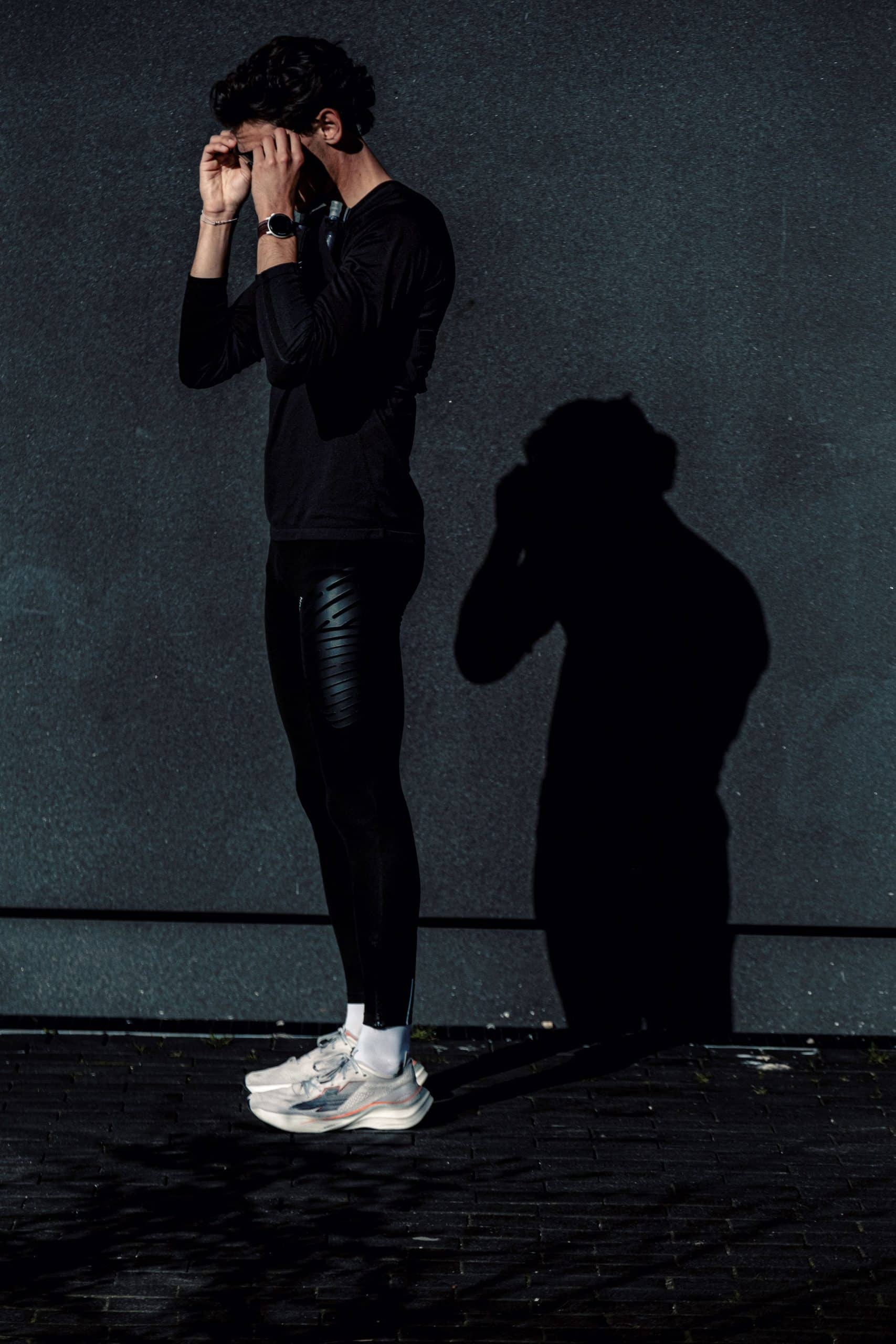 On connaissait déjà Kiprun pour ses innovations chaussures à la pointe de la technologie. Aujourd’hui, c’est du côté du textile que ça bouge. La marque running de Decathlon continue sa montée en puissance avec la sortie d’un collant révolutionnaire : le Run Compress 900 RHEON. Ce collant de running nouvelle génération, développé en collaboration avec les ingénieurs londoniens de RHEON LABS®, promet de changer la donne pour les coureurs en quête de performance, sur les sentiers comme sur la route.