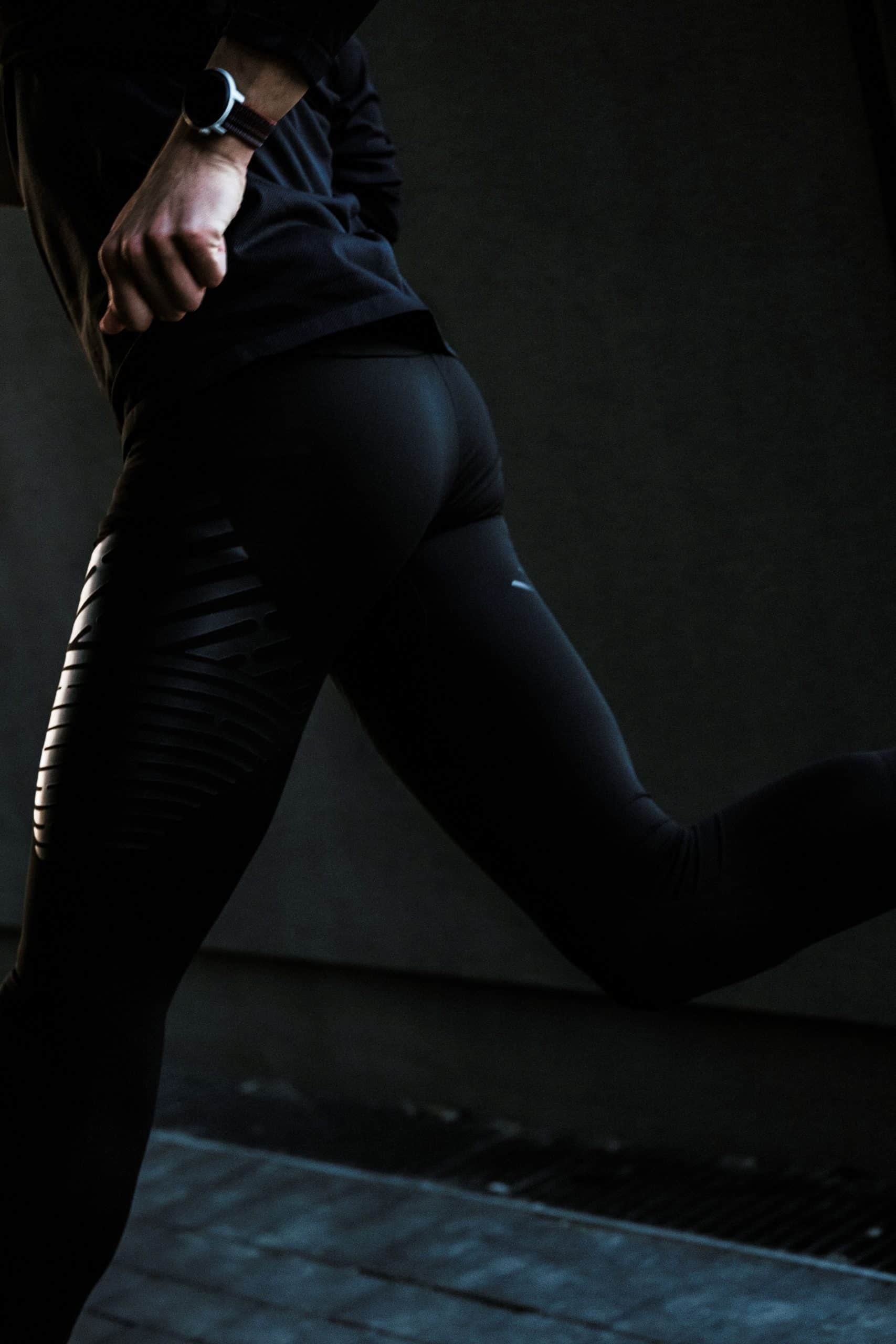 On connaissait déjà Kiprun pour ses innovations chaussures à la pointe de la technologie. Aujourd’hui, c’est du côté du textile que ça bouge. La marque running de Decathlon continue sa montée en puissance avec la sortie d’un collant révolutionnaire : le Run Compress 900 RHEON. Ce collant de running nouvelle génération, développé en collaboration avec les ingénieurs londoniens de RHEON LABS®, promet de changer la donne pour les coureurs en quête de performance, sur les sentiers comme sur la route.