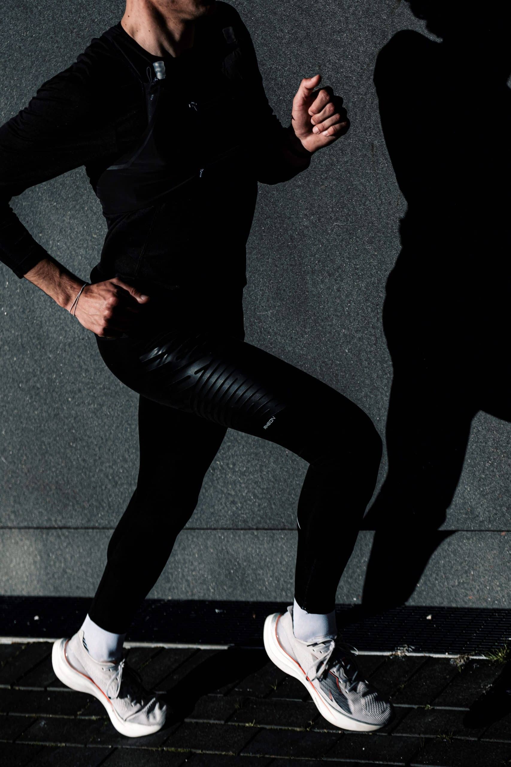 On connaissait déjà Kiprun pour ses innovations chaussures à la pointe de la technologie. Aujourd’hui, c’est du côté du textile que ça bouge. La marque running de Decathlon continue sa montée en puissance avec la sortie d’un collant révolutionnaire : le Run Compress 900 RHEON. Ce collant de running nouvelle génération, développé en collaboration avec les ingénieurs londoniens de RHEON LABS®, promet de changer la donne pour les coureurs en quête de performance, sur les sentiers comme sur la route.