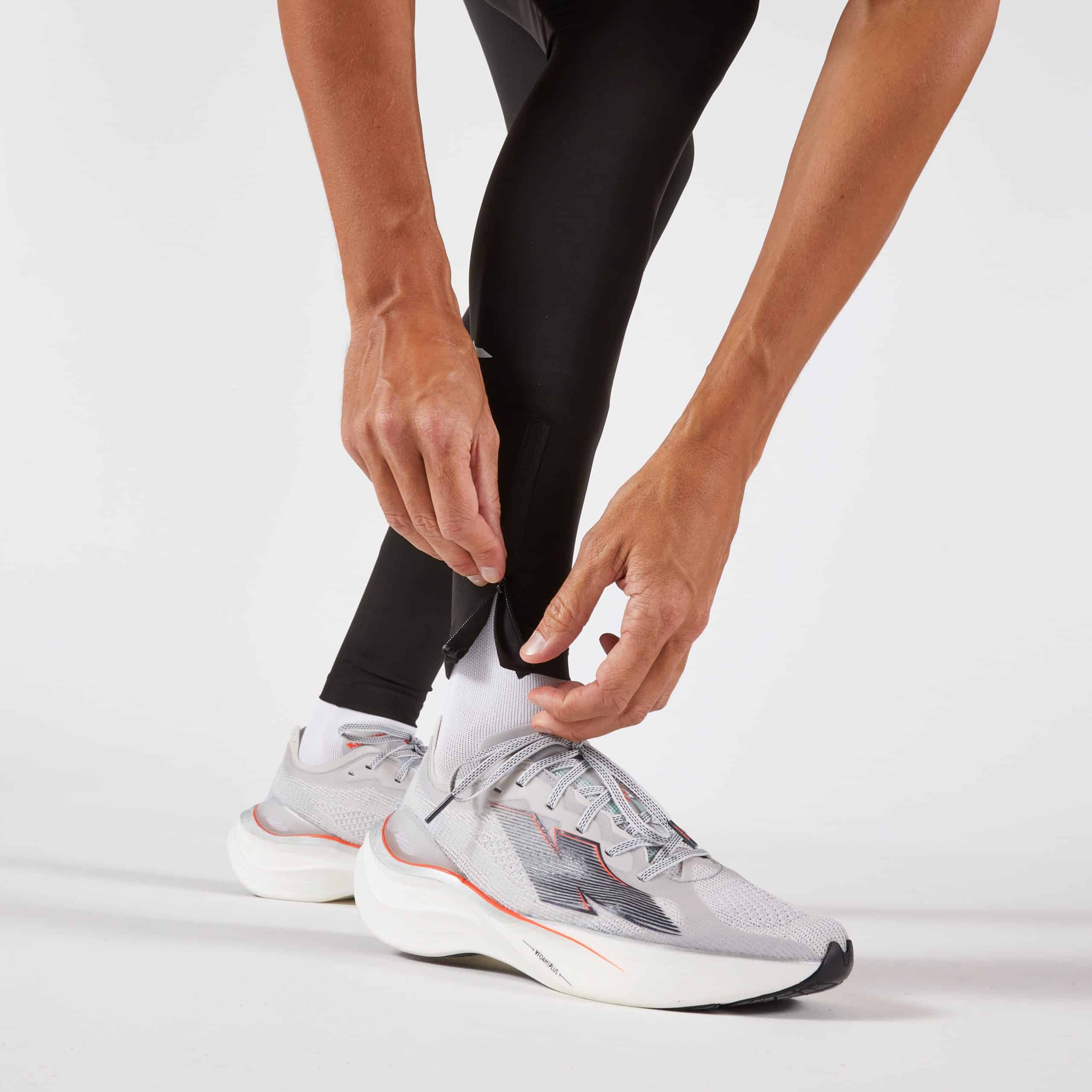 On connaissait déjà Kiprun pour ses innovations chaussures à la pointe de la technologie. Aujourd’hui, c’est du côté du textile que ça bouge. La marque running de Decathlon continue sa montée en puissance avec la sortie d’un collant révolutionnaire : le Run Compress 900 RHEON. Ce collant de running nouvelle génération, développé en collaboration avec les ingénieurs londoniens de RHEON LABS®, promet de changer la donne pour les coureurs en quête de performance, sur les sentiers comme sur la route.
