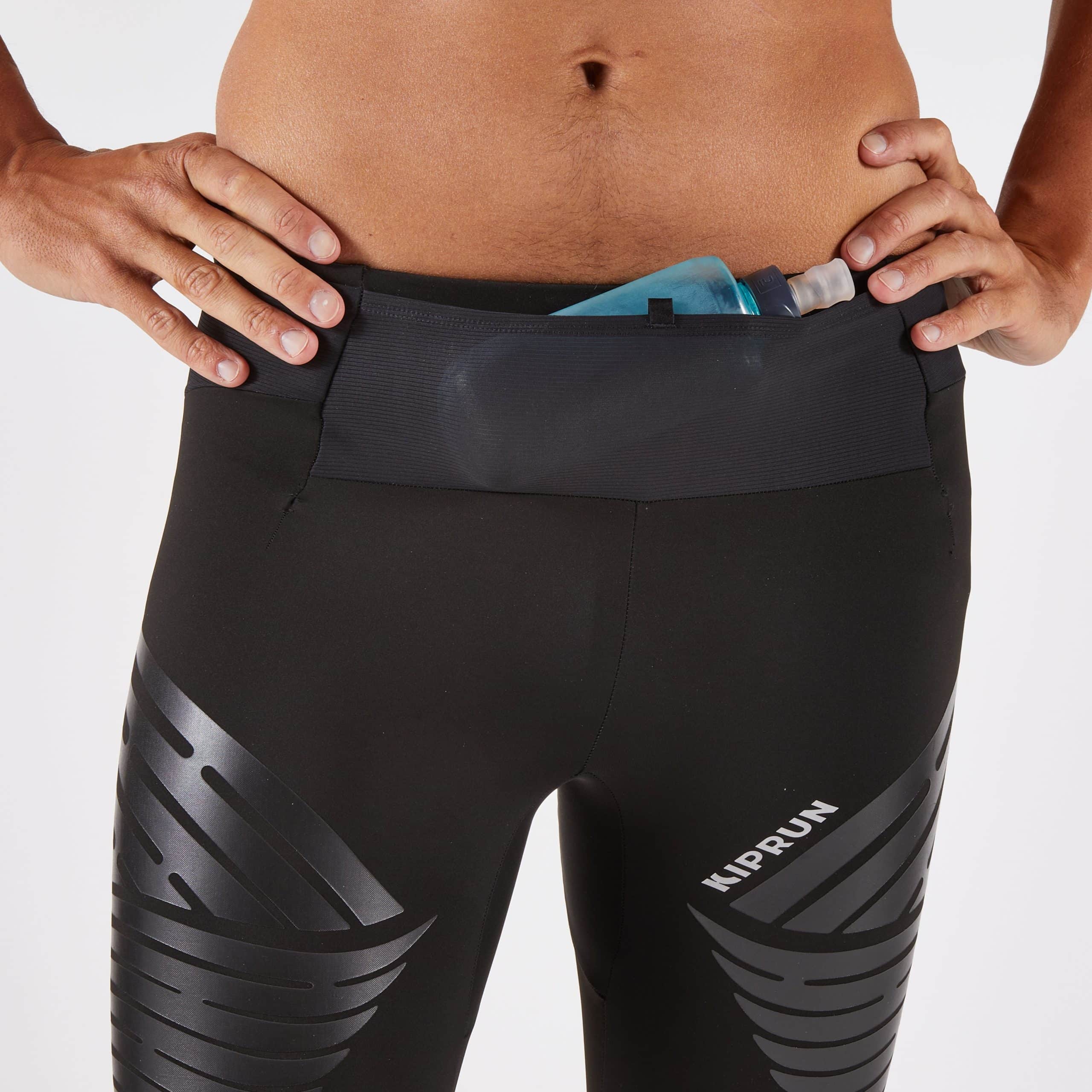 On connaissait déjà Kiprun pour ses innovations chaussures à la pointe de la technologie. Aujourd’hui, c’est du côté du textile que ça bouge. La marque running de Decathlon continue sa montée en puissance avec la sortie d’un collant révolutionnaire : le Run Compress 900 RHEON. Ce collant de running nouvelle génération, développé en collaboration avec les ingénieurs londoniens de RHEON LABS®, promet de changer la donne pour les coureurs en quête de performance, sur les sentiers comme sur la route.