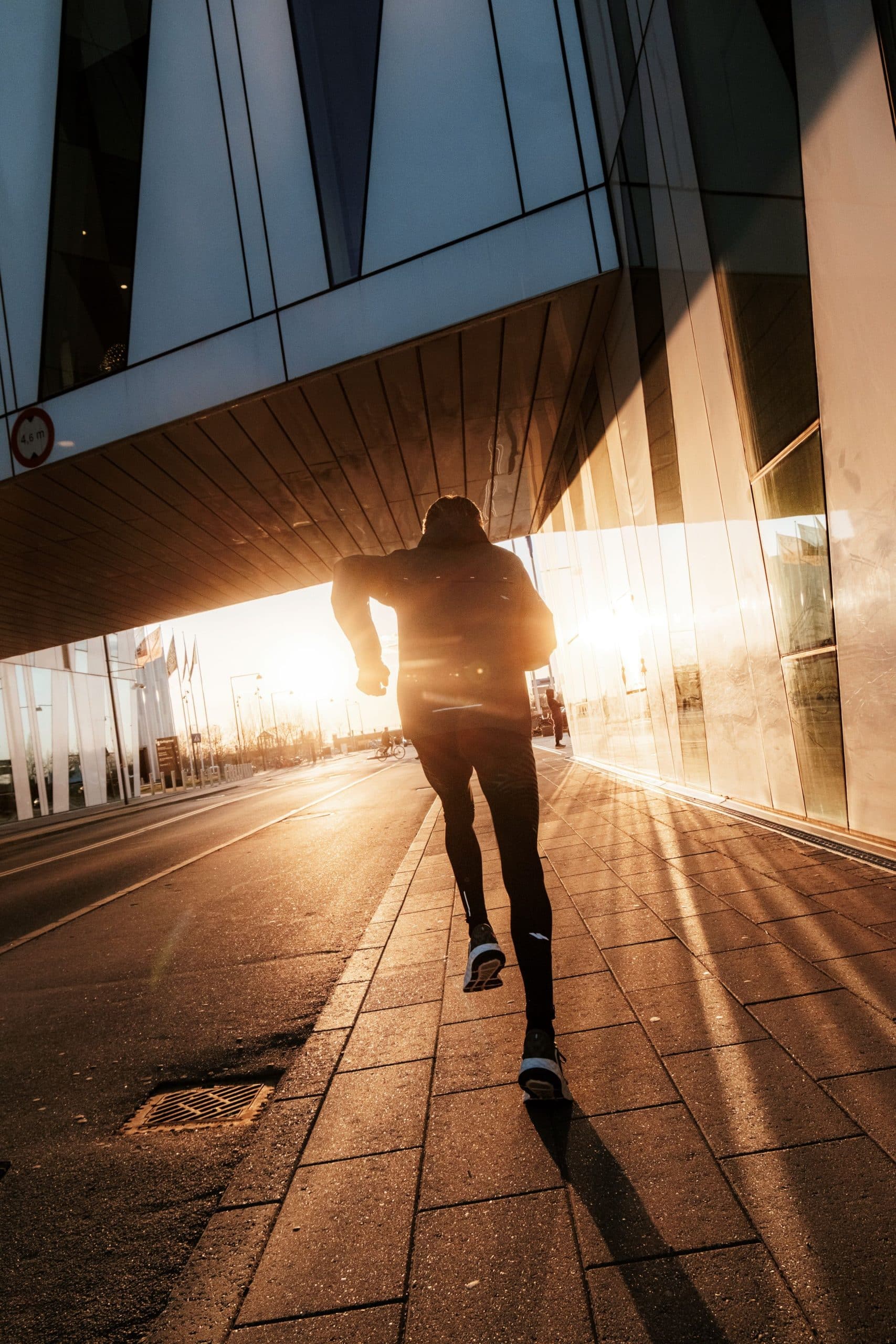 On connaissait déjà Kiprun pour ses innovations chaussures à la pointe de la technologie. Aujourd’hui, c’est du côté du textile que ça bouge. La marque running de Decathlon continue sa montée en puissance avec la sortie d’un collant révolutionnaire : le Run Compress 900 RHEON. Ce collant de running nouvelle génération, développé en collaboration avec les ingénieurs londoniens de RHEON LABS®, promet de changer la donne pour les coureurs en quête de performance, sur les sentiers comme sur la route.