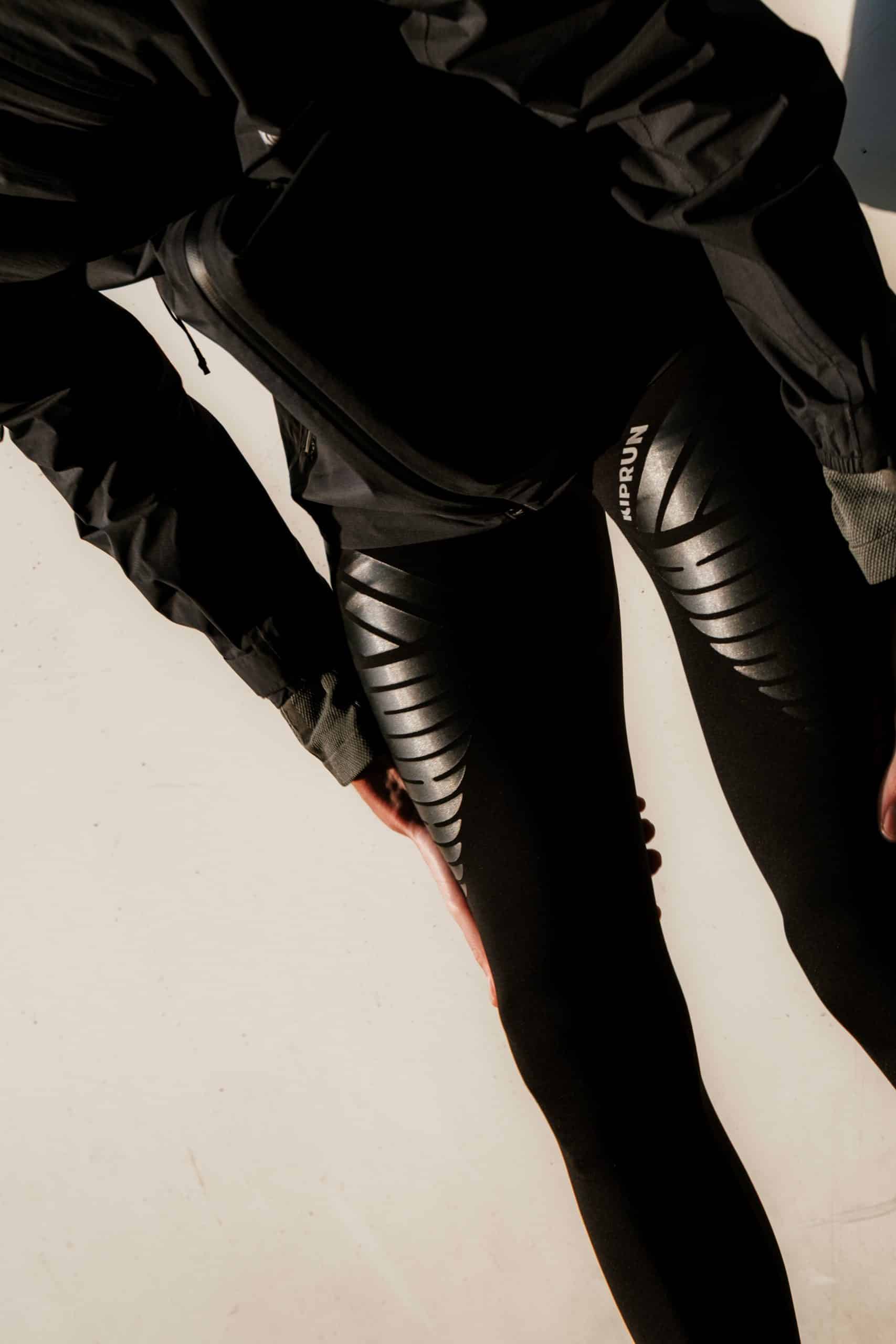 On connaissait déjà Kiprun pour ses innovations chaussures à la pointe de la technologie. Aujourd’hui, c’est du côté du textile que ça bouge. La marque running de Decathlon continue sa montée en puissance avec la sortie d’un collant révolutionnaire : le Run Compress 900 RHEON. Ce collant de running nouvelle génération, développé en collaboration avec les ingénieurs londoniens de RHEON LABS®, promet de changer la donne pour les coureurs en quête de performance, sur les sentiers comme sur la route.