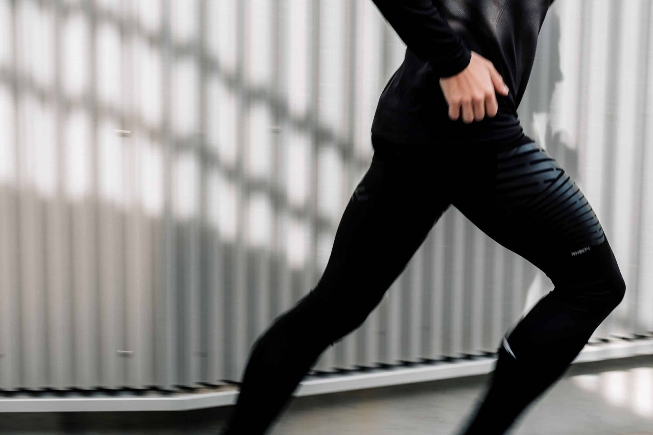 On connaissait déjà Kiprun pour ses innovations chaussures à la pointe de la technologie. Aujourd’hui, c’est du côté du textile que ça bouge. La marque running de Decathlon continue sa montée en puissance avec la sortie d’un collant révolutionnaire : le Run Compress 900 RHEON. Ce collant de running nouvelle génération, développé en collaboration avec les ingénieurs londoniens de RHEON LABS®, promet de changer la donne pour les coureurs en quête de performance, sur les sentiers comme sur la route.