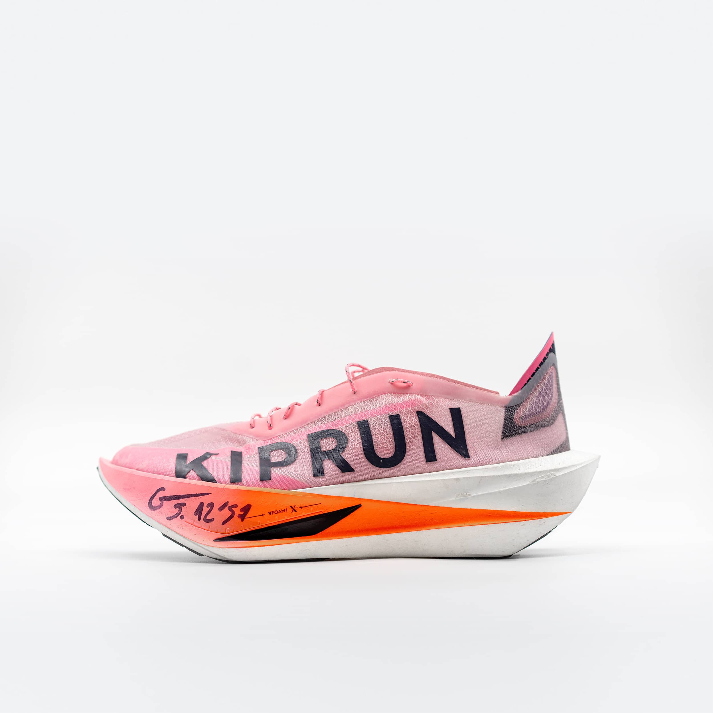 Si vous suivez l’actualité running, vous n’avez pas pu passer à côté de l’exploit de Jimmy Gressier au 5 km de Lille en début d'année. Un chrono hallucinant de 12'57, synonyme de nouveau record d'Europe, et aux pieds, une paire encore inconnue du grand public : la Kipstorm Lab. Nouveau fleuron technologique de la gamme carbone de Kiprun, cette chaussure au coloris rose ne passe pas inaperçue.