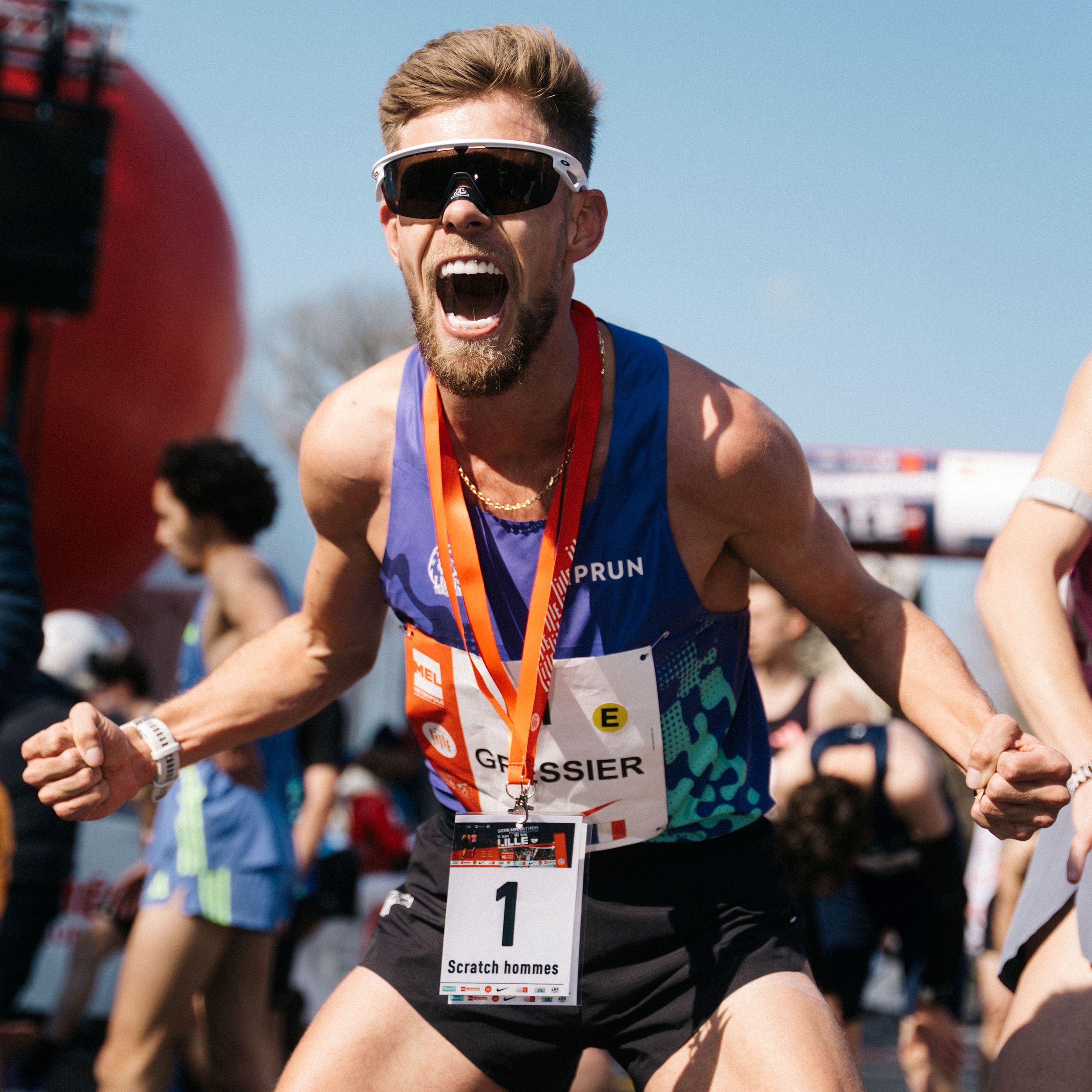 Si vous suivez l’actualité running, vous n’avez pas pu passer à côté de l’exploit de Jimmy Gressier au 5 km de Lille en début d'année. Un chrono hallucinant de 12'57, synonyme de nouveau record d'Europe, et aux pieds, une paire encore inconnue du grand public : la Kipstorm Lab. Nouveau fleuron technologique de la gamme carbone de Kiprun, cette chaussure au coloris rose ne passe pas inaperçue.