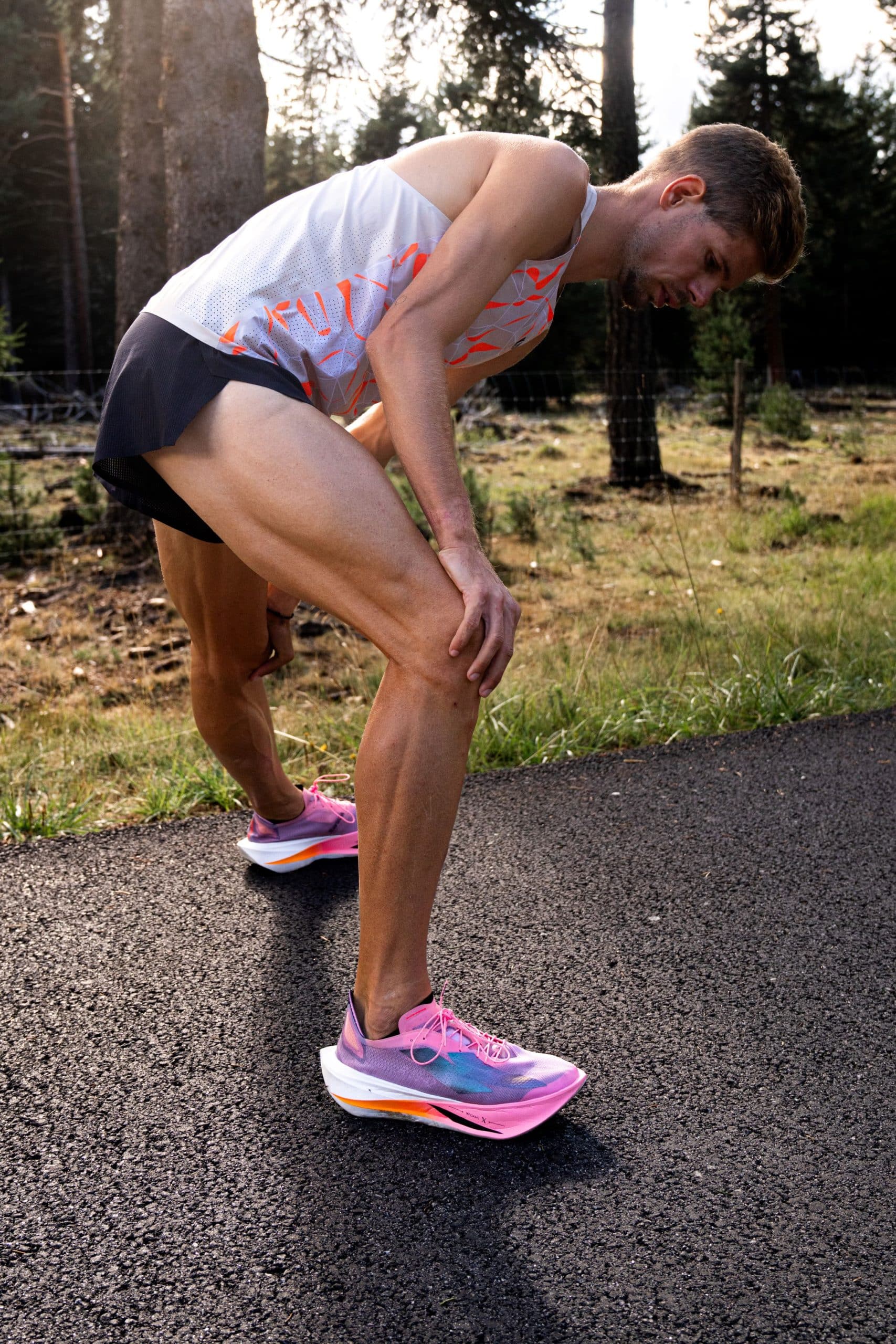 Si vous suivez l’actualité running, vous n’avez pas pu passer à côté de l’exploit de Jimmy Gressier au 5 km de Lille en début d'année. Un chrono hallucinant de 12'57, synonyme de nouveau record d'Europe, et aux pieds, une paire encore inconnue du grand public : la Kipstorm Lab. Nouveau fleuron technologique de la gamme carbone de Kiprun, cette chaussure au coloris rose ne passe pas inaperçue.