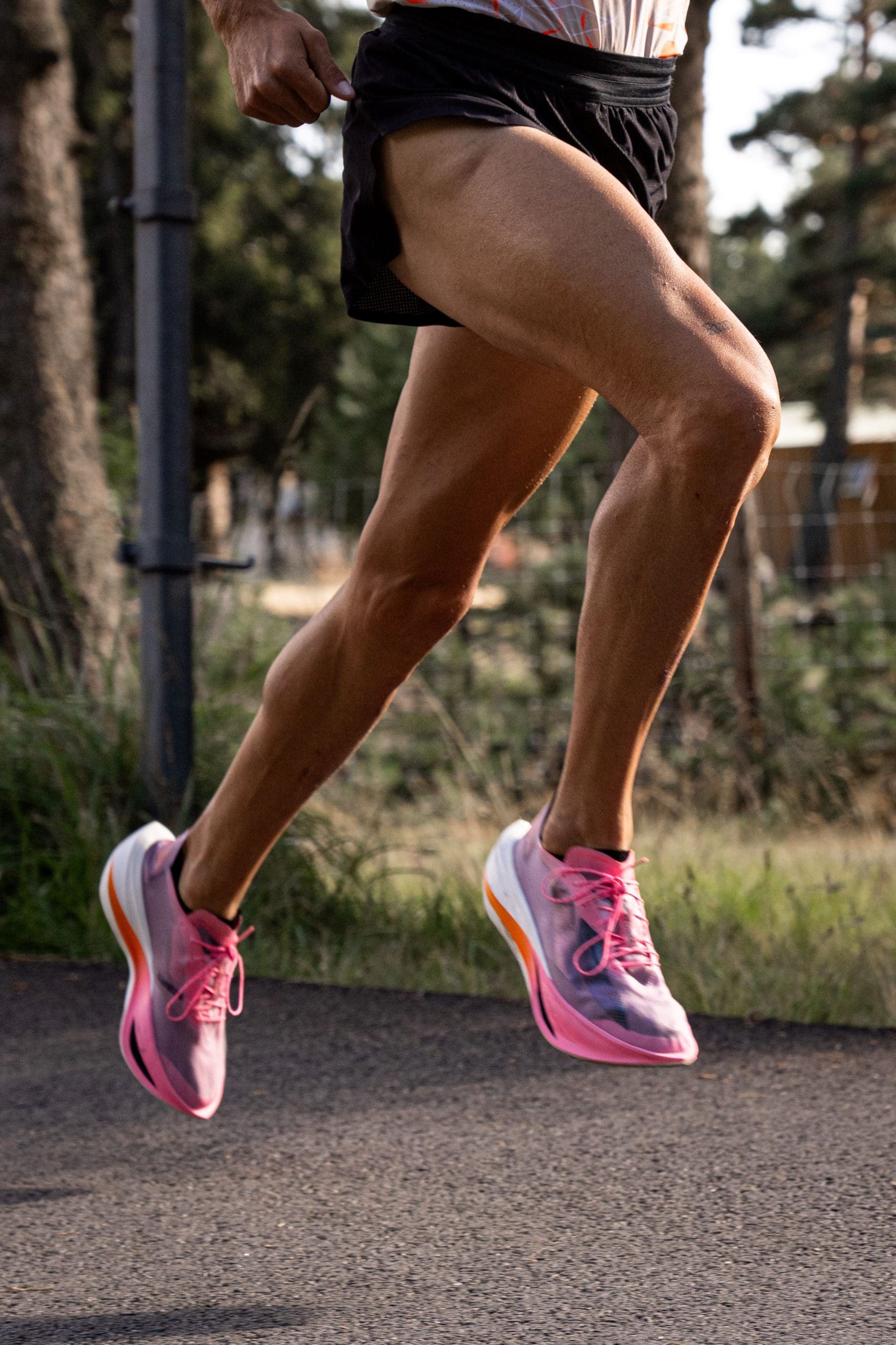 Si vous suivez l’actualité running, vous n’avez pas pu passer à côté de l’exploit de Jimmy Gressier au 5 km de Lille en début d'année. Un chrono hallucinant de 12'57, synonyme de nouveau record d'Europe, et aux pieds, une paire encore inconnue du grand public : la Kipstorm Lab. Nouveau fleuron technologique de la gamme carbone de Kiprun, cette chaussure au coloris rose ne passe pas inaperçue.