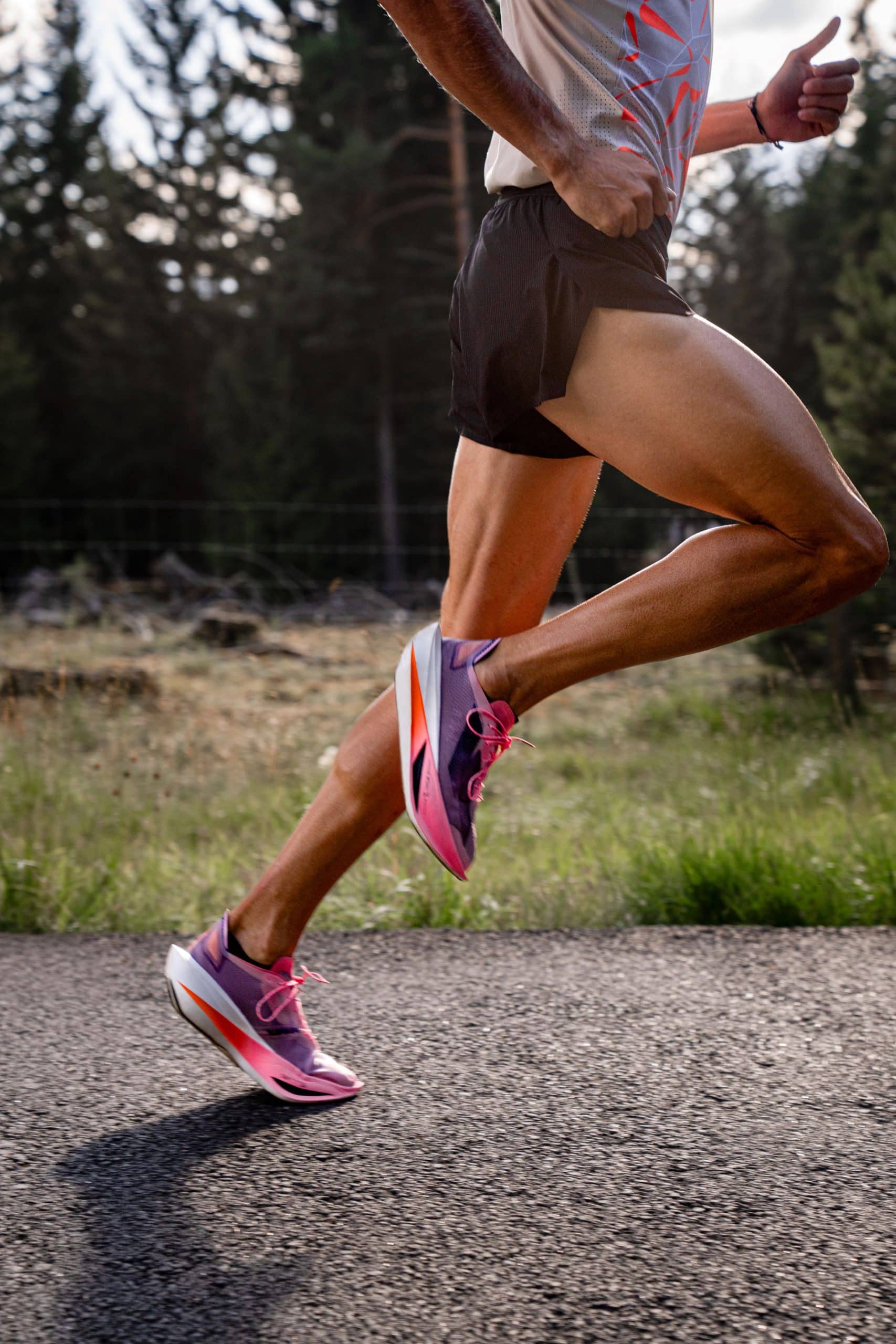 Si vous suivez l’actualité running, vous n’avez pas pu passer à côté de l’exploit de Jimmy Gressier au 5 km de Lille en début d'année. Un chrono hallucinant de 12'57, synonyme de nouveau record d'Europe, et aux pieds, une paire encore inconnue du grand public : la Kipstorm Lab. Nouveau fleuron technologique de la gamme carbone de Kiprun, cette chaussure au coloris rose ne passe pas inaperçue.