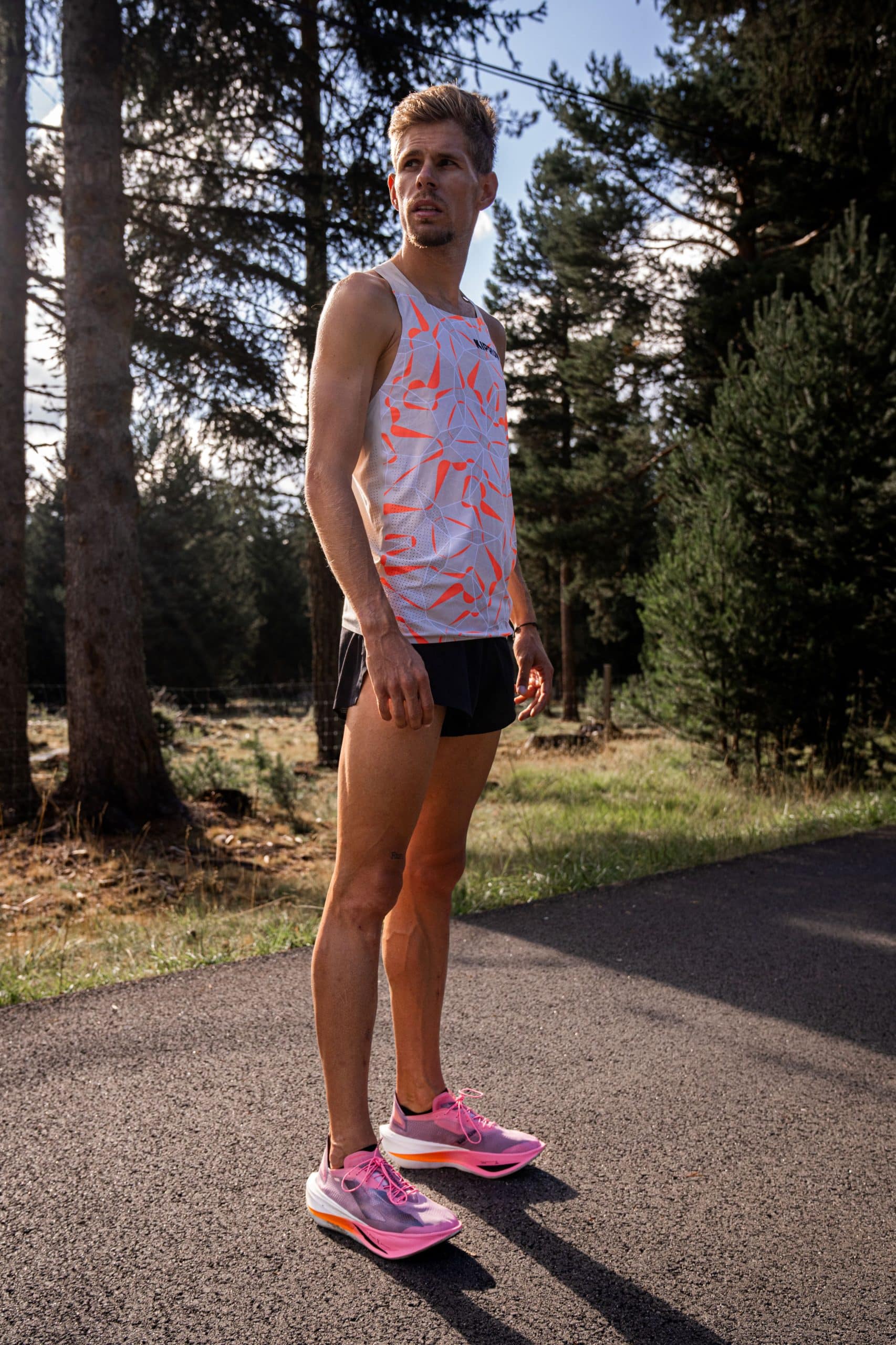 Si vous suivez l’actualité running, vous n’avez pas pu passer à côté de l’exploit de Jimmy Gressier au 5 km de Lille en début d'année. Un chrono hallucinant de 12'57, synonyme de nouveau record d'Europe, et aux pieds, une paire encore inconnue du grand public : la Kipstorm Lab. Nouveau fleuron technologique de la gamme carbone de Kiprun, cette chaussure au coloris rose ne passe pas inaperçue.