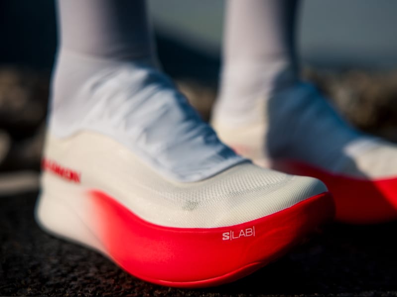 La sortie de la nouvelle chaussure carbone n’est pas passée inaperçue. Après un lancement du côté de Paris et une campagne axée autour d’images en soufflerie dignes des plus grandes équipes de cyclisme, la nouvelle Salomon S/LAB Phantasm 3 donne un nouvel élan à la marque alpine dans l’univers du road running. Si Salomon a su s’imposer comme l’un des leaders dans l’outdoor, il leur fallait encore améliorer leur produit sur la route. Avec cette troisième version de la Phantasm, Salomon se repositionne aux côtés des meilleurs modèles de chaussures à plaque carbone du marché. Nous avons pris le temps de tester la Salomon S/LAB Phantasm 3 sur plusieurs séances, et voici nos retours.