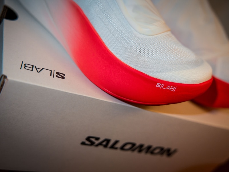 La sortie de la nouvelle chaussure carbone n’est pas passée inaperçue. Après un lancement du côté de Paris et une campagne axée autour d’images en soufflerie dignes des plus grandes équipes de cyclisme, la nouvelle Salomon S/LAB Phantasm 3 donne un nouvel élan à la marque alpine dans l’univers du road running. Si Salomon a su s’imposer comme l’un des leaders dans l’outdoor, il leur fallait encore améliorer leur produit sur la route. Avec cette troisième version de la Phantasm, Salomon se repositionne aux côtés des meilleurs modèles de chaussures à plaque carbone du marché. Nous avons pris le temps de tester la Salomon S/LAB Phantasm 3 sur plusieurs séances, et voici nos retours.