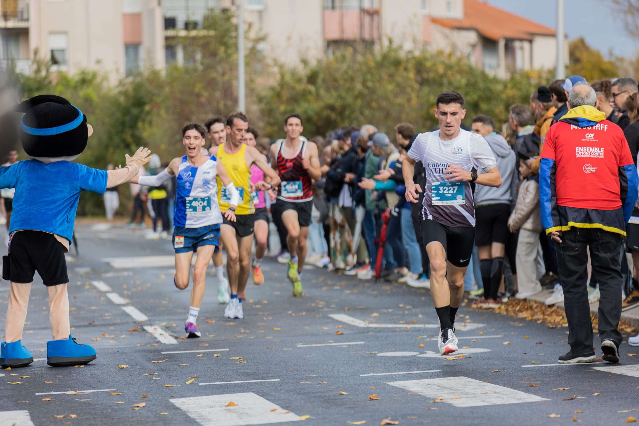 Pour sa 9e édition, le 2 novembre dernier, la Courstache à Aubière, à deux pas de Clermont-Ferrand (Puy-de-Dôme) a rassemblé près de 6500 participants. 10 km, 5 km et 5 km loisirs ont fait le bonheur des coureurs, qu’ils soient élite ou débutants. Un record d’affluence pour cet événement solidaire et caritatif contre les cancers masculins.