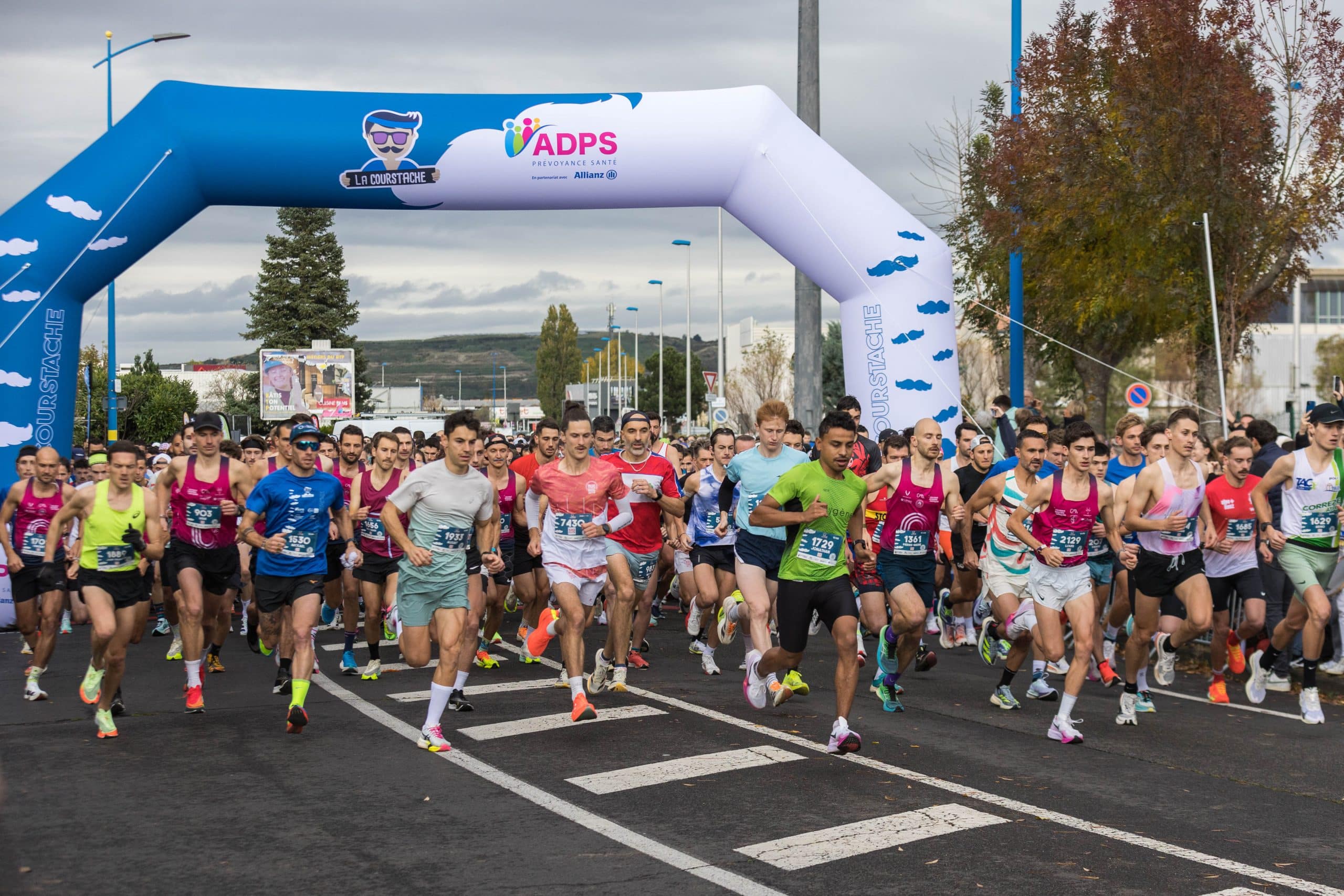 Pour sa 9e édition, le 2 novembre dernier, la Courstache à Aubière, à deux pas de Clermont-Ferrand (Puy-de-Dôme) a rassemblé près de 6500 participants. 10 km, 5 km et 5 km loisirs ont fait le bonheur des coureurs, qu’ils soient élite ou débutants. Un record d’affluence pour cet événement solidaire et caritatif contre les cancers masculins.