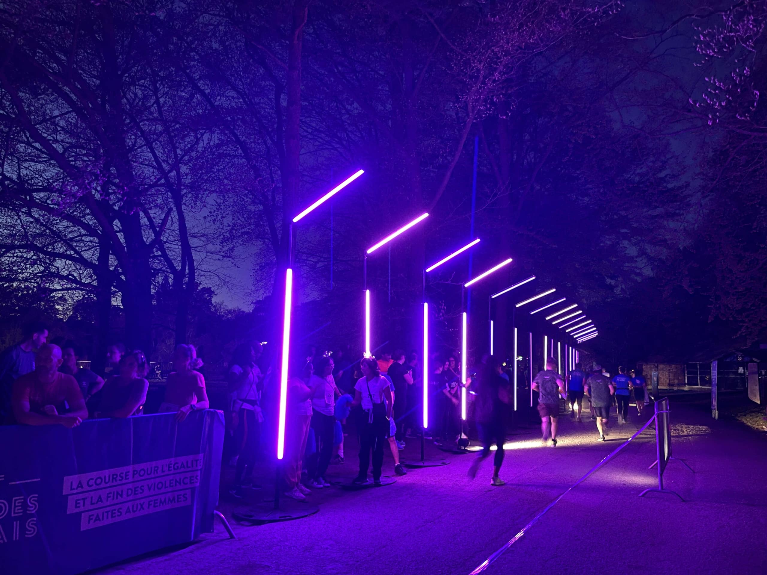 3000 coureurs se sont donné rendez-vous au Parc Floral pour participer à la Nuit des Relais organisé par la Fondation des Femmes.