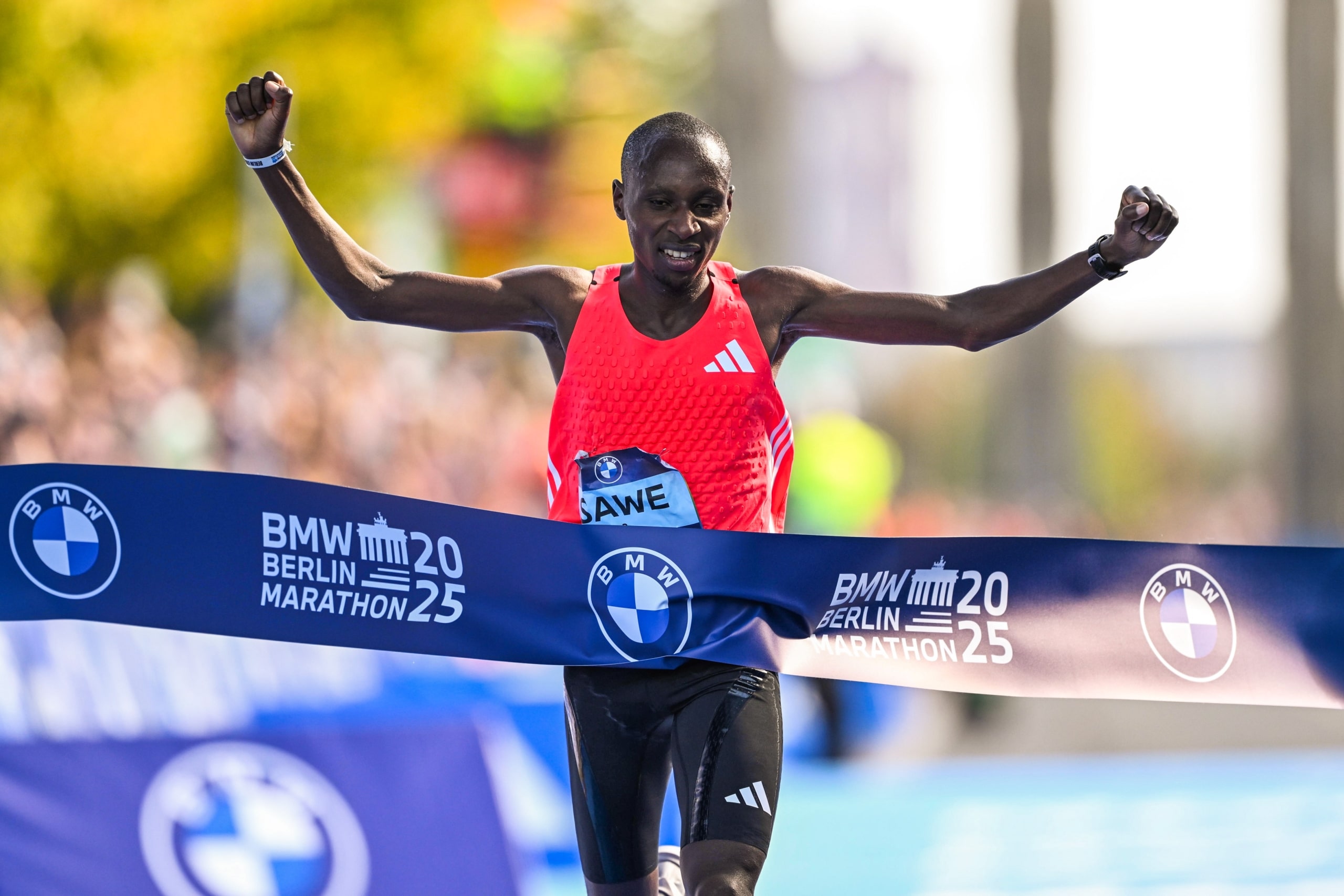 Marathon de Londres 2026 : Sabastian Sawe entre dans l’histoire avec un incroyable 1h59’30, premier sub 2 officiel sur marathon. Yomif Kejelcha passe aussi sous les 2 heures et Tigst Assefa signe un nouveau record du monde féminin.