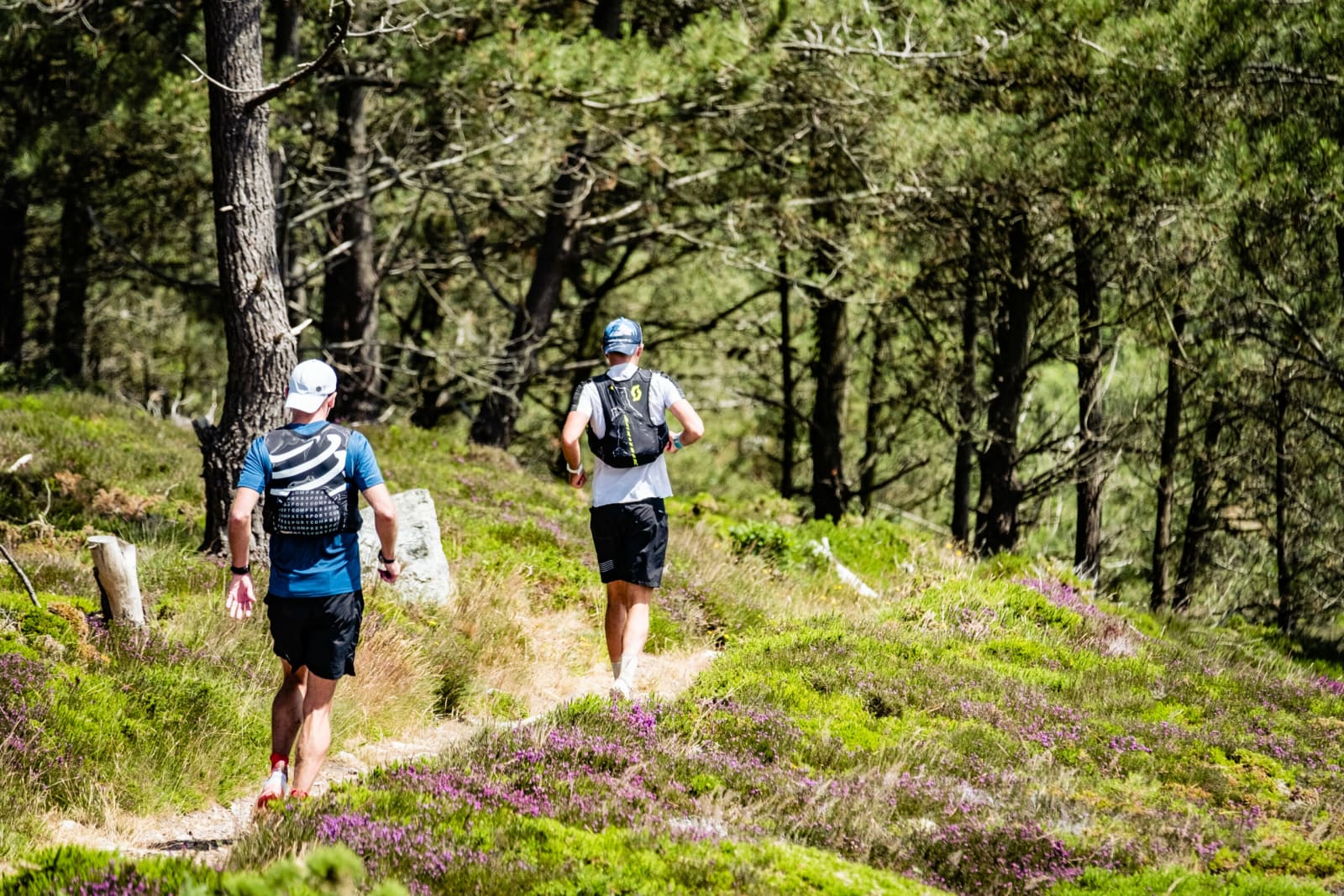 Le Grand Raid du Finistère n'est pas une course comme les autres. L'évènement est né juste après le Covid en 2020, quand un coureur demande à François Hinault (aujourd’hui organisateur) s’il est partant pour faire le tour de la Presqu’île de Crozon. Ce dernier accepte et décide d’en faire profiter les potentiels intéressés. Une cinquantaines de curieux veulent s’essayer aux deux distances proposées, le 140 km et le 57 km. Le départ et l’arrivée se font… dans le jardin de la mère de François Hinault. Le principe est simple, chaque coureur part quand il le souhaite entre 17h et 18h, à partir d’une trace GPX. Aujourd’hui, les inscrits sont cent fois plus nombreux. Pour cette 3ème édition, 2 000 participants sont attendus ainsi que 300 bénévoles.