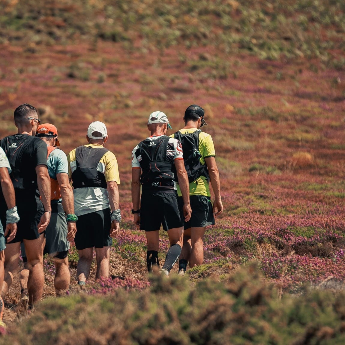 Le Grand Raid du Finistère n'est pas une course comme les autres. L'évènement est né juste après le Covid en 2020, quand un coureur demande à François Hinault (aujourd’hui organisateur) s’il est partant pour faire le tour de la Presqu’île de Crozon. Ce dernier accepte et décide d’en faire profiter les potentiels intéressés. Une cinquantaines de curieux veulent s’essayer aux deux distances proposées, le 140 km et le 57 km. Le départ et l’arrivée se font… dans le jardin de la mère de François Hinault. Le principe est simple, chaque coureur part quand il le souhaite entre 17h et 18h, à partir d’une trace GPX. Aujourd’hui, les inscrits sont cent fois plus nombreux. Pour cette 3ème édition, 2 000 participants sont attendus ainsi que 300 bénévoles.