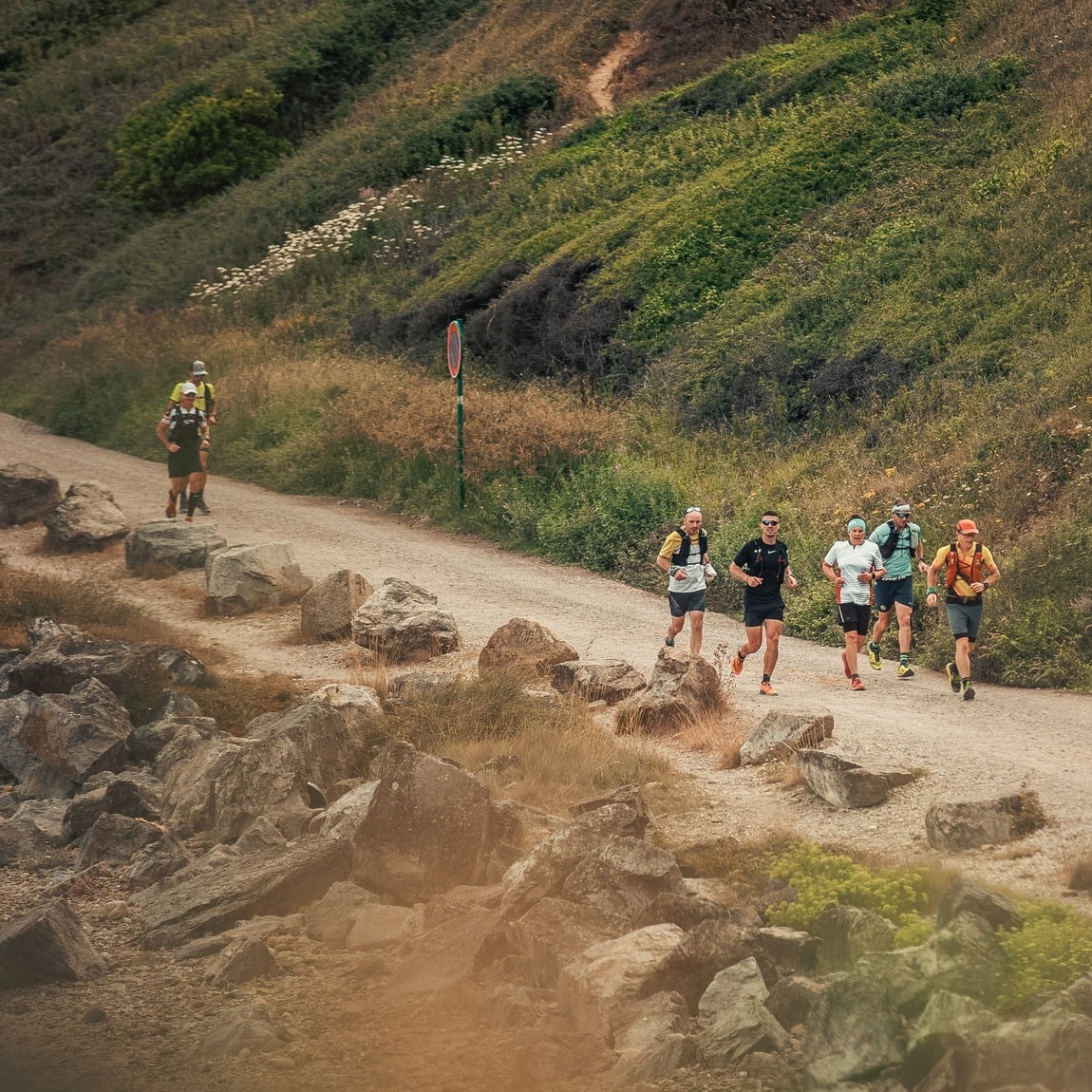 Le Grand Raid du Finistère n'est pas une course comme les autres. L'évènement est né juste après le Covid en 2020, quand un coureur demande à François Hinault (aujourd’hui organisateur) s’il est partant pour faire le tour de la Presqu’île de Crozon. Ce dernier accepte et décide d’en faire profiter les potentiels intéressés. Une cinquantaines de curieux veulent s’essayer aux deux distances proposées, le 140 km et le 57 km. Le départ et l’arrivée se font… dans le jardin de la mère de François Hinault. Le principe est simple, chaque coureur part quand il le souhaite entre 17h et 18h, à partir d’une trace GPX. Aujourd’hui, les inscrits sont cent fois plus nombreux. Pour cette 3ème édition, 2 000 participants sont attendus ainsi que 300 bénévoles.