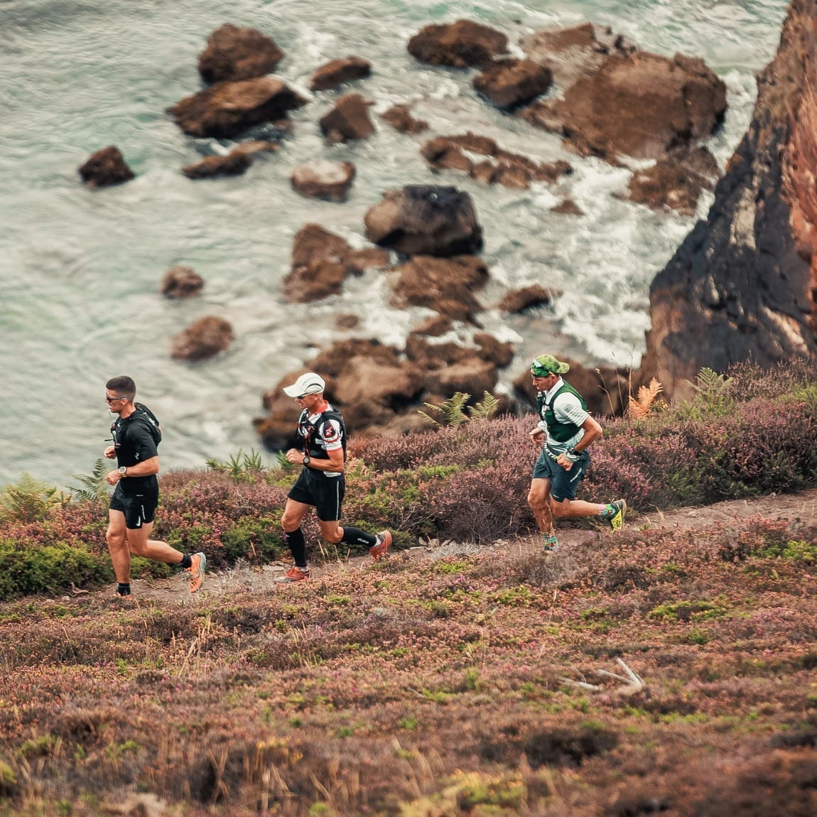 Le Grand Raid du Finistère n'est pas une course comme les autres. L'évènement est né juste après le Covid en 2020, quand un coureur demande à François Hinault (aujourd’hui organisateur) s’il est partant pour faire le tour de la Presqu’île de Crozon. Ce dernier accepte et décide d’en faire profiter les potentiels intéressés. Une cinquantaines de curieux veulent s’essayer aux deux distances proposées, le 140 km et le 57 km. Le départ et l’arrivée se font… dans le jardin de la mère de François Hinault. Le principe est simple, chaque coureur part quand il le souhaite entre 17h et 18h, à partir d’une trace GPX. Aujourd’hui, les inscrits sont cent fois plus nombreux. Pour cette 3ème édition, 2 000 participants sont attendus ainsi que 300 bénévoles.