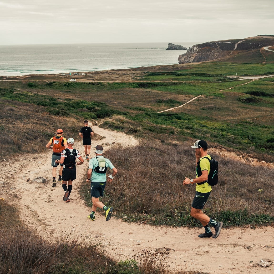 Le Grand Raid du Finistère n'est pas une course comme les autres. L'évènement est né juste après le Covid en 2020, quand un coureur demande à François Hinault (aujourd’hui organisateur) s’il est partant pour faire le tour de la Presqu’île de Crozon. Ce dernier accepte et décide d’en faire profiter les potentiels intéressés. Une cinquantaines de curieux veulent s’essayer aux deux distances proposées, le 140 km et le 57 km. Le départ et l’arrivée se font… dans le jardin de la mère de François Hinault. Le principe est simple, chaque coureur part quand il le souhaite entre 17h et 18h, à partir d’une trace GPX. Aujourd’hui, les inscrits sont cent fois plus nombreux. Pour cette 3ème édition, 2 000 participants sont attendus ainsi que 300 bénévoles.