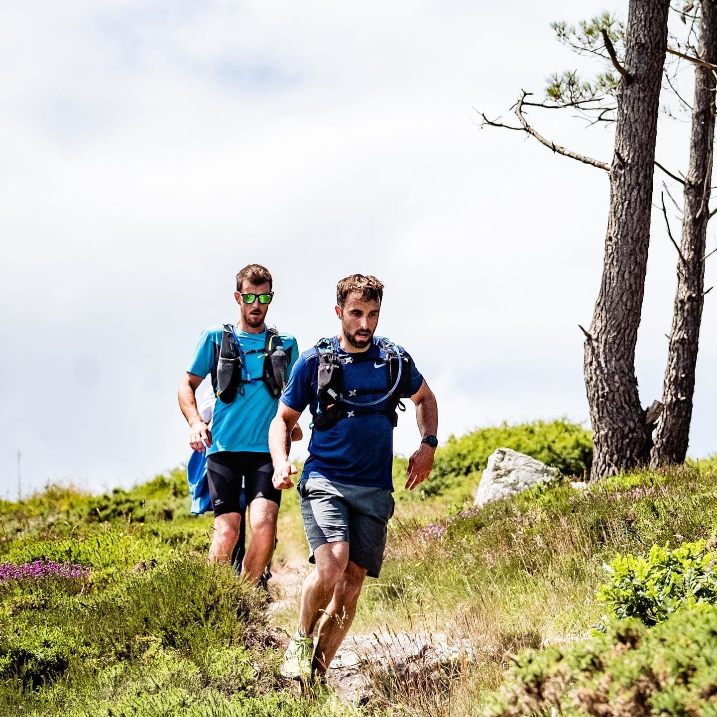 Le Grand Raid du Finistère n'est pas une course comme les autres. L'évènement est né juste après le Covid en 2020, quand un coureur demande à François Hinault (aujourd’hui organisateur) s’il est partant pour faire le tour de la Presqu’île de Crozon. Ce dernier accepte et décide d’en faire profiter les potentiels intéressés. Une cinquantaines de curieux veulent s’essayer aux deux distances proposées, le 140 km et le 57 km. Le départ et l’arrivée se font… dans le jardin de la mère de François Hinault. Le principe est simple, chaque coureur part quand il le souhaite entre 17h et 18h, à partir d’une trace GPX. Aujourd’hui, les inscrits sont cent fois plus nombreux. Pour cette 3ème édition, 2 000 participants sont attendus ainsi que 300 bénévoles.
