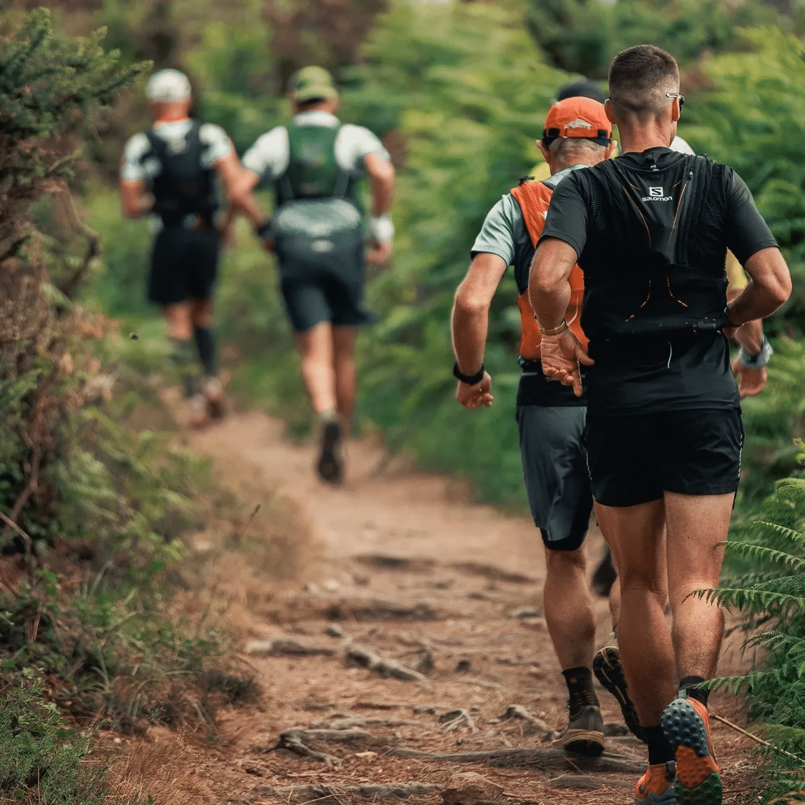 Le Grand Raid du Finistère n'est pas une course comme les autres. L'évènement est né juste après le Covid en 2020, quand un coureur demande à François Hinault (aujourd’hui organisateur) s’il est partant pour faire le tour de la Presqu’île de Crozon. Ce dernier accepte et décide d’en faire profiter les potentiels intéressés. Une cinquantaines de curieux veulent s’essayer aux deux distances proposées, le 140 km et le 57 km. Le départ et l’arrivée se font… dans le jardin de la mère de François Hinault. Le principe est simple, chaque coureur part quand il le souhaite entre 17h et 18h, à partir d’une trace GPX. Aujourd’hui, les inscrits sont cent fois plus nombreux. Pour cette 3ème édition, 2 000 participants sont attendus ainsi que 300 bénévoles.