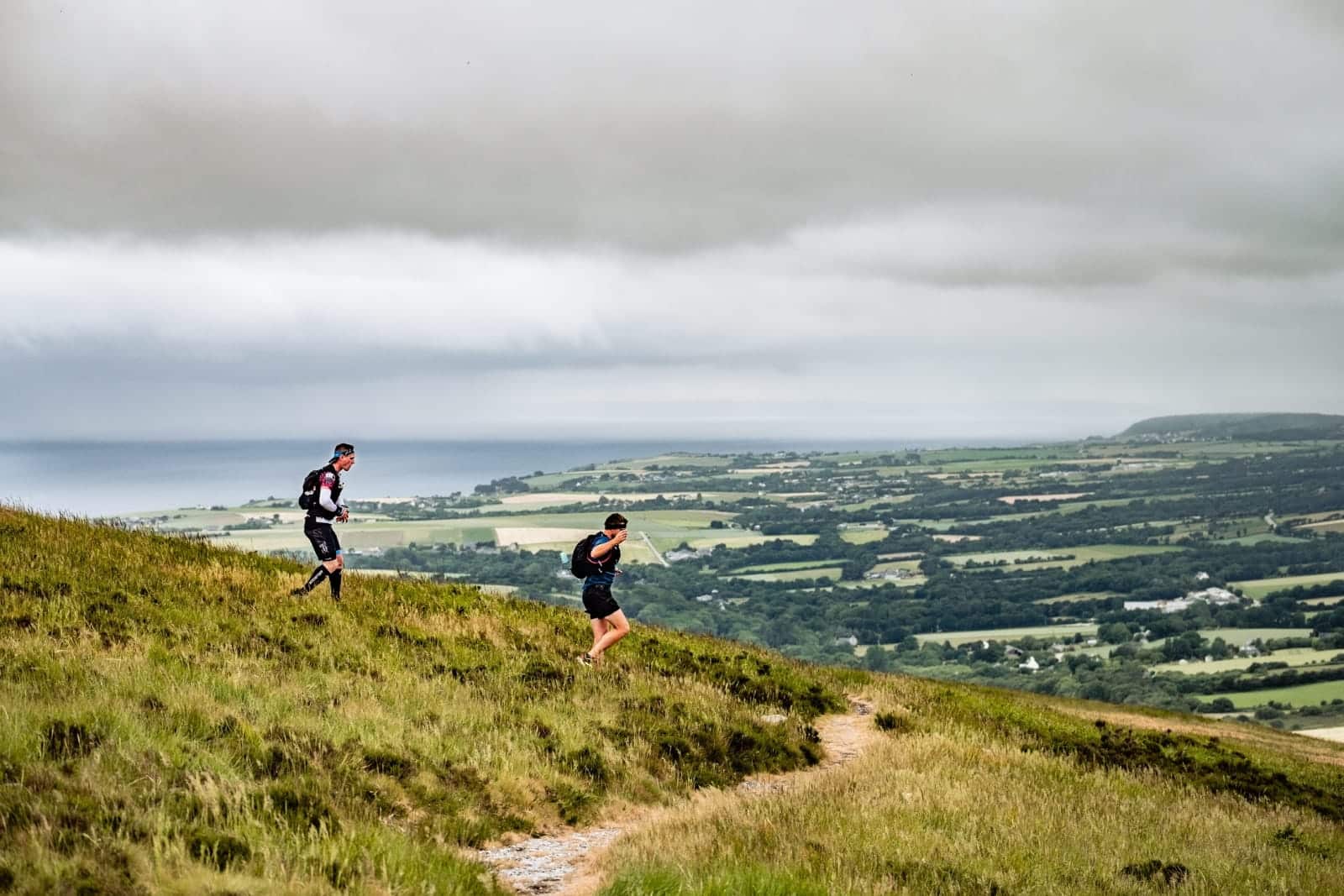 Le Grand Raid du Finistère n'est pas une course comme les autres. L'évènement est né juste après le Covid en 2020, quand un coureur demande à François Hinault (aujourd’hui organisateur) s’il est partant pour faire le tour de la Presqu’île de Crozon. Ce dernier accepte et décide d’en faire profiter les potentiels intéressés. Une cinquantaines de curieux veulent s’essayer aux deux distances proposées, le 140 km et le 57 km. Le départ et l’arrivée se font… dans le jardin de la mère de François Hinault. Le principe est simple, chaque coureur part quand il le souhaite entre 17h et 18h, à partir d’une trace GPX. Aujourd’hui, les inscrits sont cent fois plus nombreux. Pour cette 3ème édition, 2 000 participants sont attendus ainsi que 300 bénévoles.