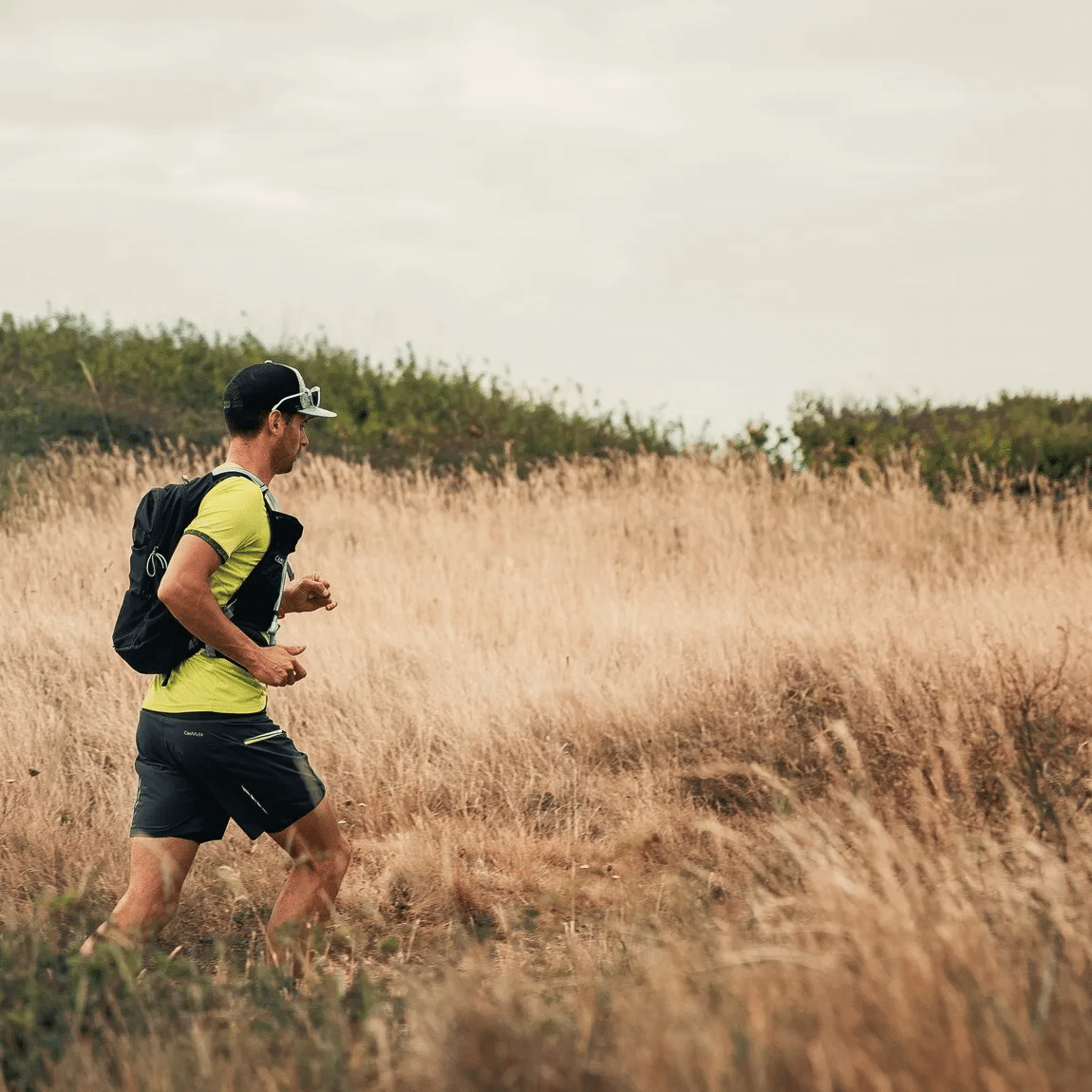 Le Grand Raid du Finistère n'est pas une course comme les autres. L'évènement est né juste après le Covid en 2020, quand un coureur demande à François Hinault (aujourd’hui organisateur) s’il est partant pour faire le tour de la Presqu’île de Crozon. Ce dernier accepte et décide d’en faire profiter les potentiels intéressés. Une cinquantaines de curieux veulent s’essayer aux deux distances proposées, le 140 km et le 57 km. Le départ et l’arrivée se font… dans le jardin de la mère de François Hinault. Le principe est simple, chaque coureur part quand il le souhaite entre 17h et 18h, à partir d’une trace GPX. Aujourd’hui, les inscrits sont cent fois plus nombreux. Pour cette 3ème édition, 2 000 participants sont attendus ainsi que 300 bénévoles.