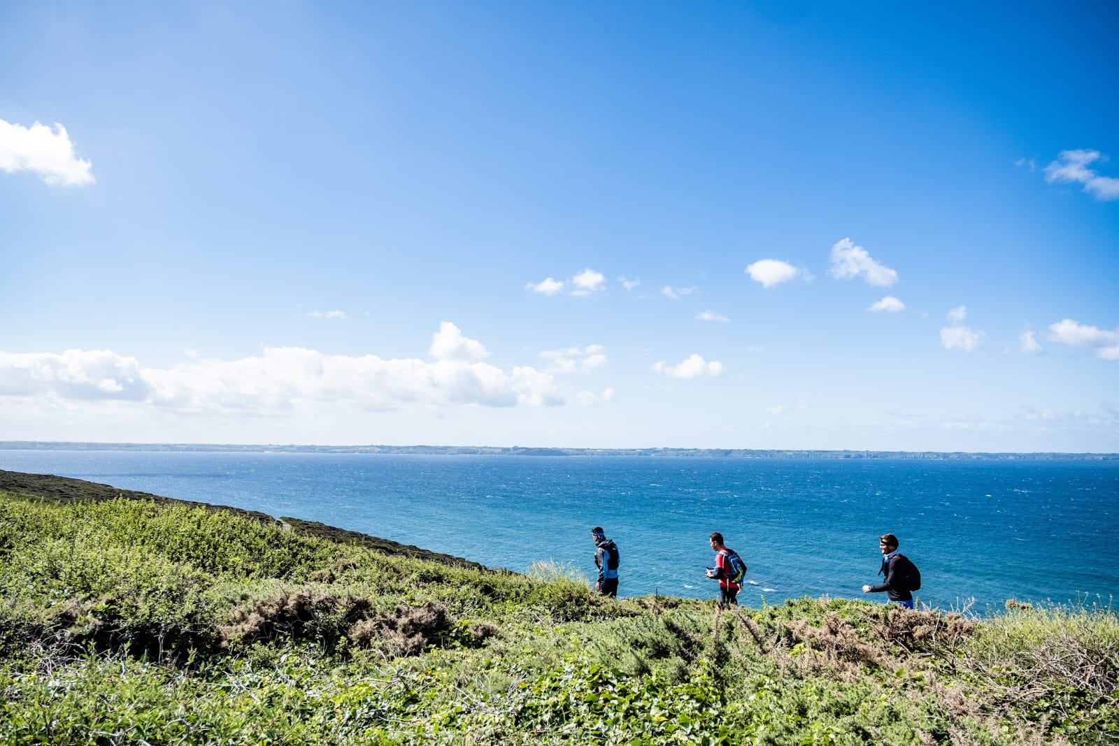 Le Grand Raid du Finistère n'est pas une course comme les autres. L'évènement est né juste après le Covid en 2020, quand un coureur demande à François Hinault (aujourd’hui organisateur) s’il est partant pour faire le tour de la Presqu’île de Crozon. Ce dernier accepte et décide d’en faire profiter les potentiels intéressés. Une cinquantaines de curieux veulent s’essayer aux deux distances proposées, le 140 km et le 57 km. Le départ et l’arrivée se font… dans le jardin de la mère de François Hinault. Le principe est simple, chaque coureur part quand il le souhaite entre 17h et 18h, à partir d’une trace GPX. Aujourd’hui, les inscrits sont cent fois plus nombreux. Pour cette 3ème édition, 2 000 participants sont attendus ainsi que 300 bénévoles.