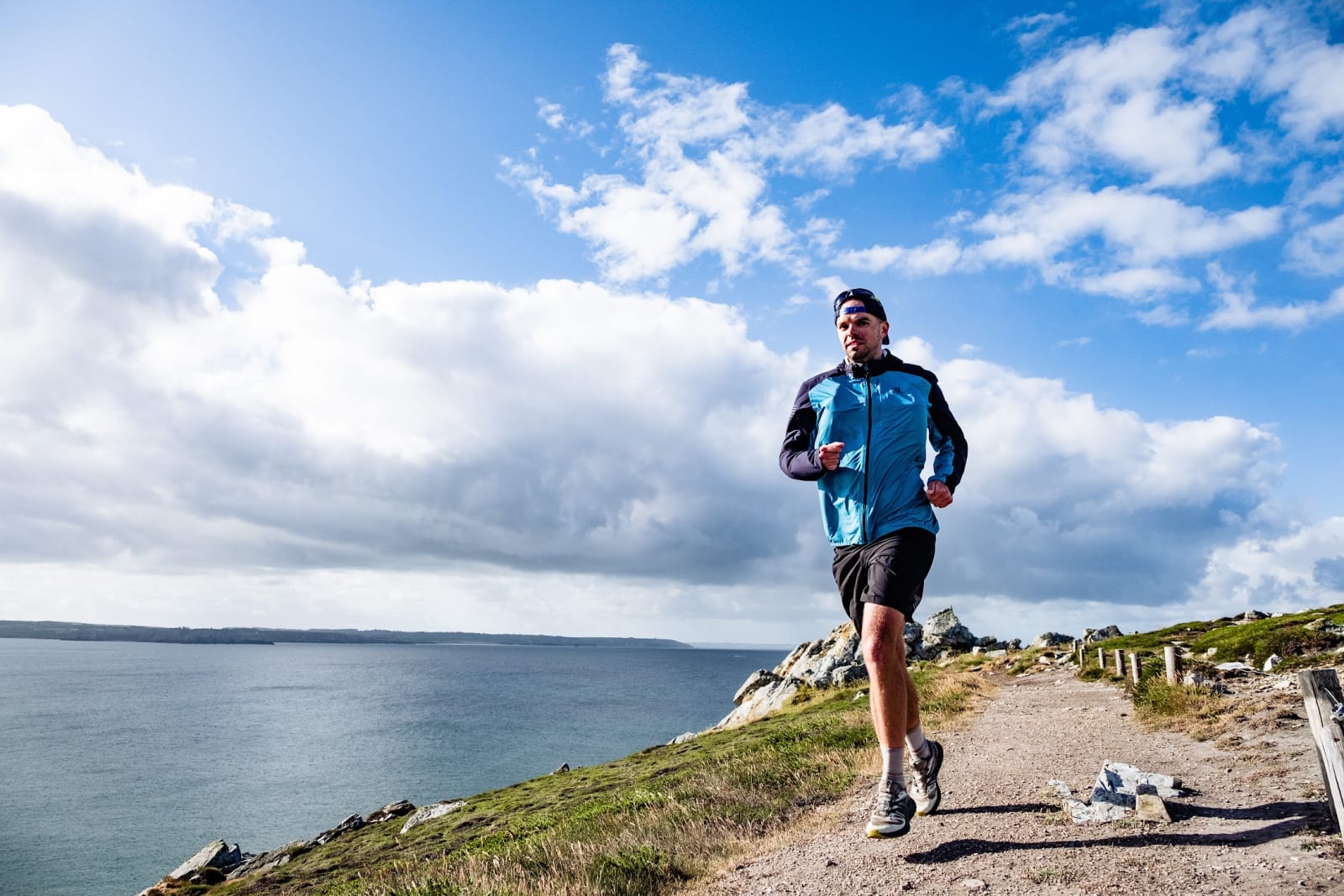 Le Grand Raid du Finistère n'est pas une course comme les autres. L'évènement est né juste après le Covid en 2020, quand un coureur demande à François Hinault (aujourd’hui organisateur) s’il est partant pour faire le tour de la Presqu’île de Crozon. Ce dernier accepte et décide d’en faire profiter les potentiels intéressés. Une cinquantaines de curieux veulent s’essayer aux deux distances proposées, le 140 km et le 57 km. Le départ et l’arrivée se font… dans le jardin de la mère de François Hinault. Le principe est simple, chaque coureur part quand il le souhaite entre 17h et 18h, à partir d’une trace GPX. Aujourd’hui, les inscrits sont cent fois plus nombreux. Pour cette 3ème édition, 2 000 participants sont attendus ainsi que 300 bénévoles.