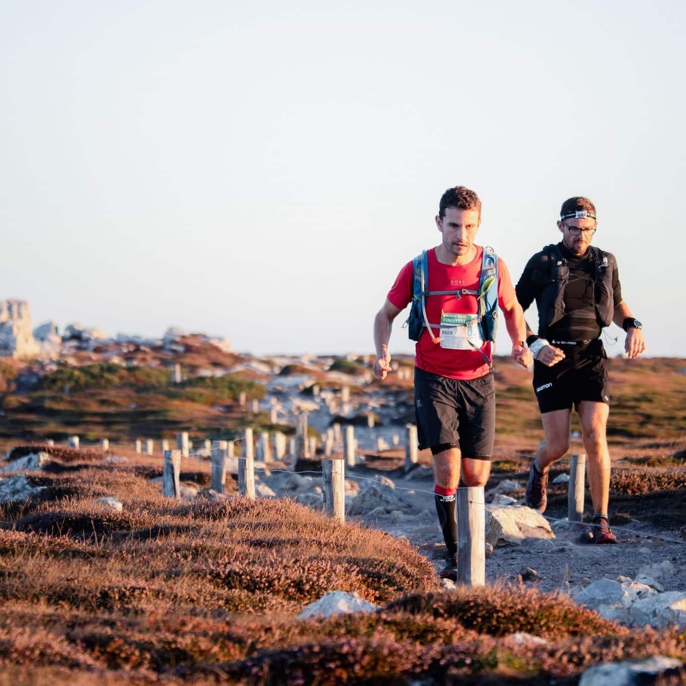 Le Grand Raid du Finistère n'est pas une course comme les autres. L'évènement est né juste après le Covid en 2020, quand un coureur demande à François Hinault (aujourd’hui organisateur) s’il est partant pour faire le tour de la Presqu’île de Crozon. Ce dernier accepte et décide d’en faire profiter les potentiels intéressés. Une cinquantaines de curieux veulent s’essayer aux deux distances proposées, le 140 km et le 57 km. Le départ et l’arrivée se font… dans le jardin de la mère de François Hinault. Le principe est simple, chaque coureur part quand il le souhaite entre 17h et 18h, à partir d’une trace GPX. Aujourd’hui, les inscrits sont cent fois plus nombreux. Pour cette 3ème édition, 2 000 participants sont attendus ainsi que 300 bénévoles.