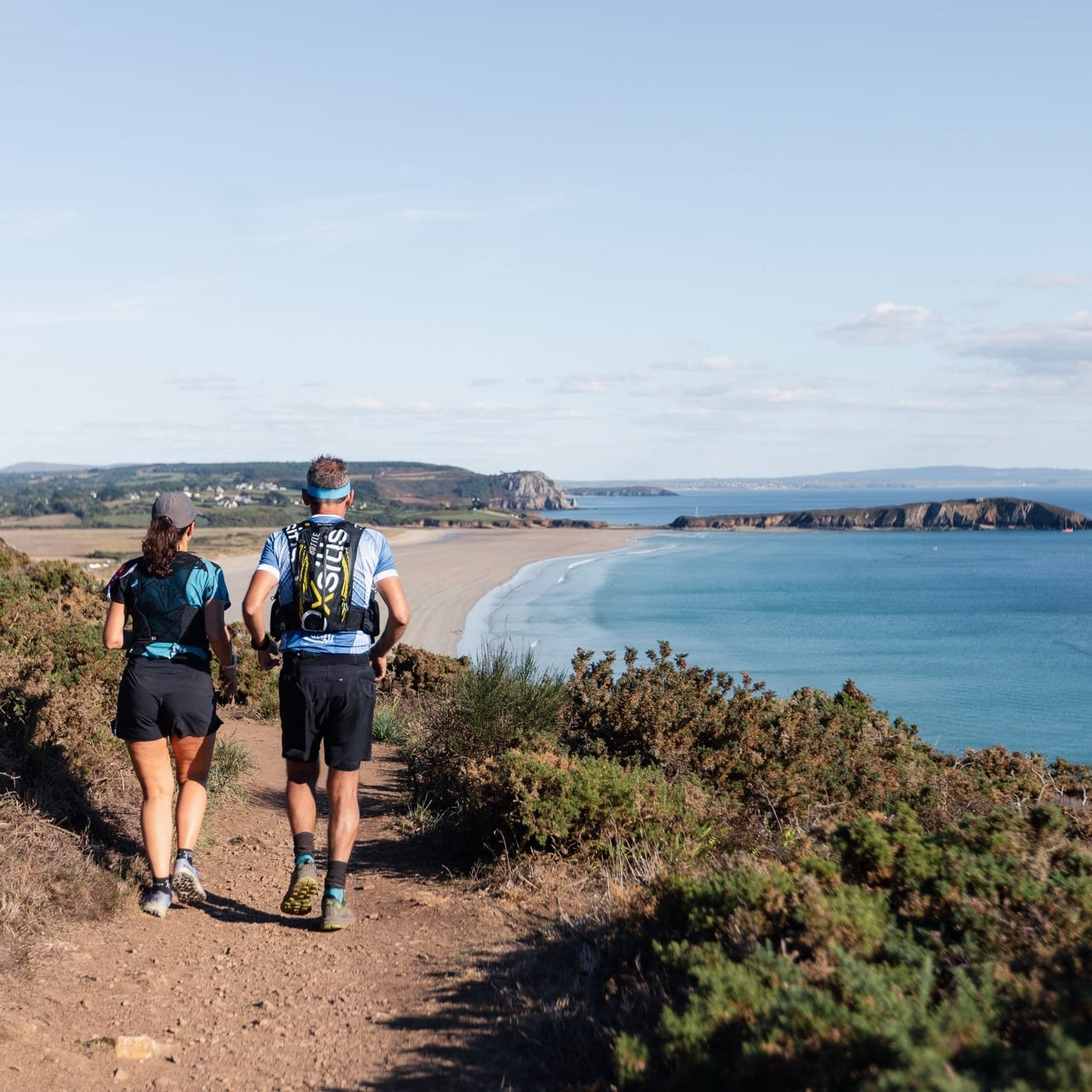 Le Grand Raid du Finistère n'est pas une course comme les autres. L'évènement est né juste après le Covid en 2020, quand un coureur demande à François Hinault (aujourd’hui organisateur) s’il est partant pour faire le tour de la Presqu’île de Crozon. Ce dernier accepte et décide d’en faire profiter les potentiels intéressés. Une cinquantaines de curieux veulent s’essayer aux deux distances proposées, le 140 km et le 57 km. Le départ et l’arrivée se font… dans le jardin de la mère de François Hinault. Le principe est simple, chaque coureur part quand il le souhaite entre 17h et 18h, à partir d’une trace GPX. Aujourd’hui, les inscrits sont cent fois plus nombreux. Pour cette 3ème édition, 2 000 participants sont attendus ainsi que 300 bénévoles.