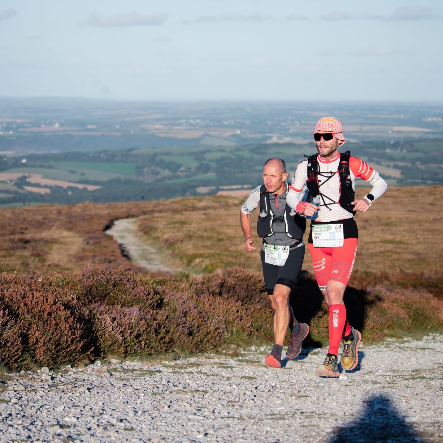 Le Grand Raid du Finistère n'est pas une course comme les autres. L'évènement est né juste après le Covid en 2020, quand un coureur demande à François Hinault (aujourd’hui organisateur) s’il est partant pour faire le tour de la Presqu’île de Crozon. Ce dernier accepte et décide d’en faire profiter les potentiels intéressés. Une cinquantaines de curieux veulent s’essayer aux deux distances proposées, le 140 km et le 57 km. Le départ et l’arrivée se font… dans le jardin de la mère de François Hinault. Le principe est simple, chaque coureur part quand il le souhaite entre 17h et 18h, à partir d’une trace GPX. Aujourd’hui, les inscrits sont cent fois plus nombreux. Pour cette 3ème édition, 2 000 participants sont attendus ainsi que 300 bénévoles.