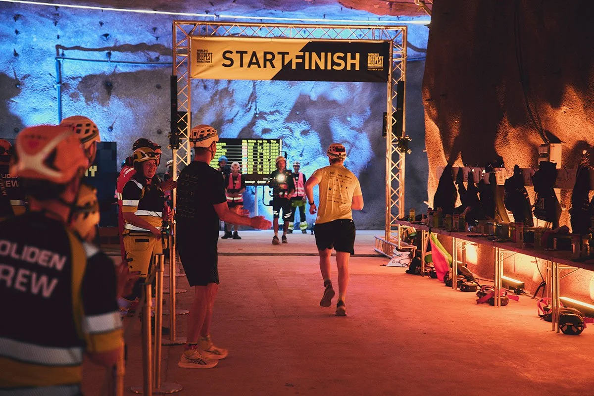 55 coureurs ont bouclé un marathon à plus de 1100 m sous terre dans la Garpenberg Mine, dans des conditions extrêmes.