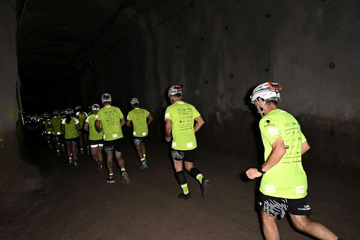 55 coureurs ont bouclé un marathon à plus de 1100 m sous terre dans la Garpenberg Mine, dans des conditions extrêmes.