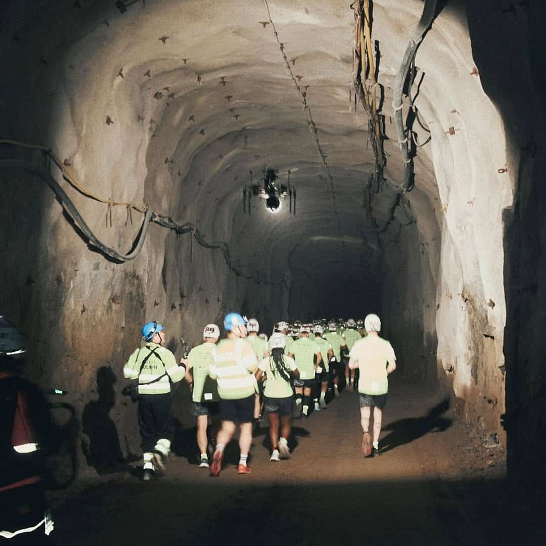 55 coureurs ont bouclé un marathon à plus de 1100 m sous terre dans la Garpenberg Mine, dans des conditions extrêmes.