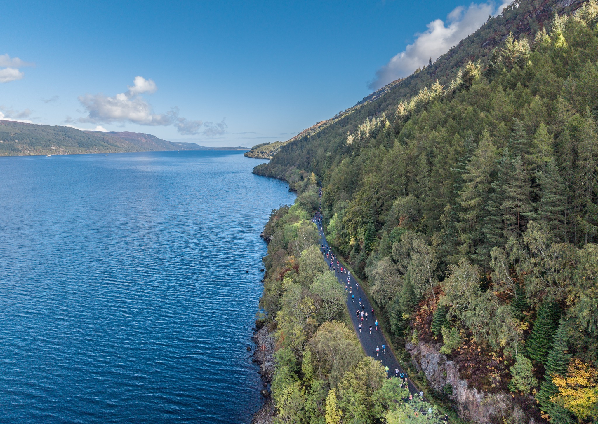 Baxters Loch Ness Marathon : 42,195 km de nature et de folklore écossais. Le Baxters Loch Ness Marathon, qui reviendra le 27 septembre 2026 en terre écossaise, est l'un de ces marathons point-à-point incontournable.