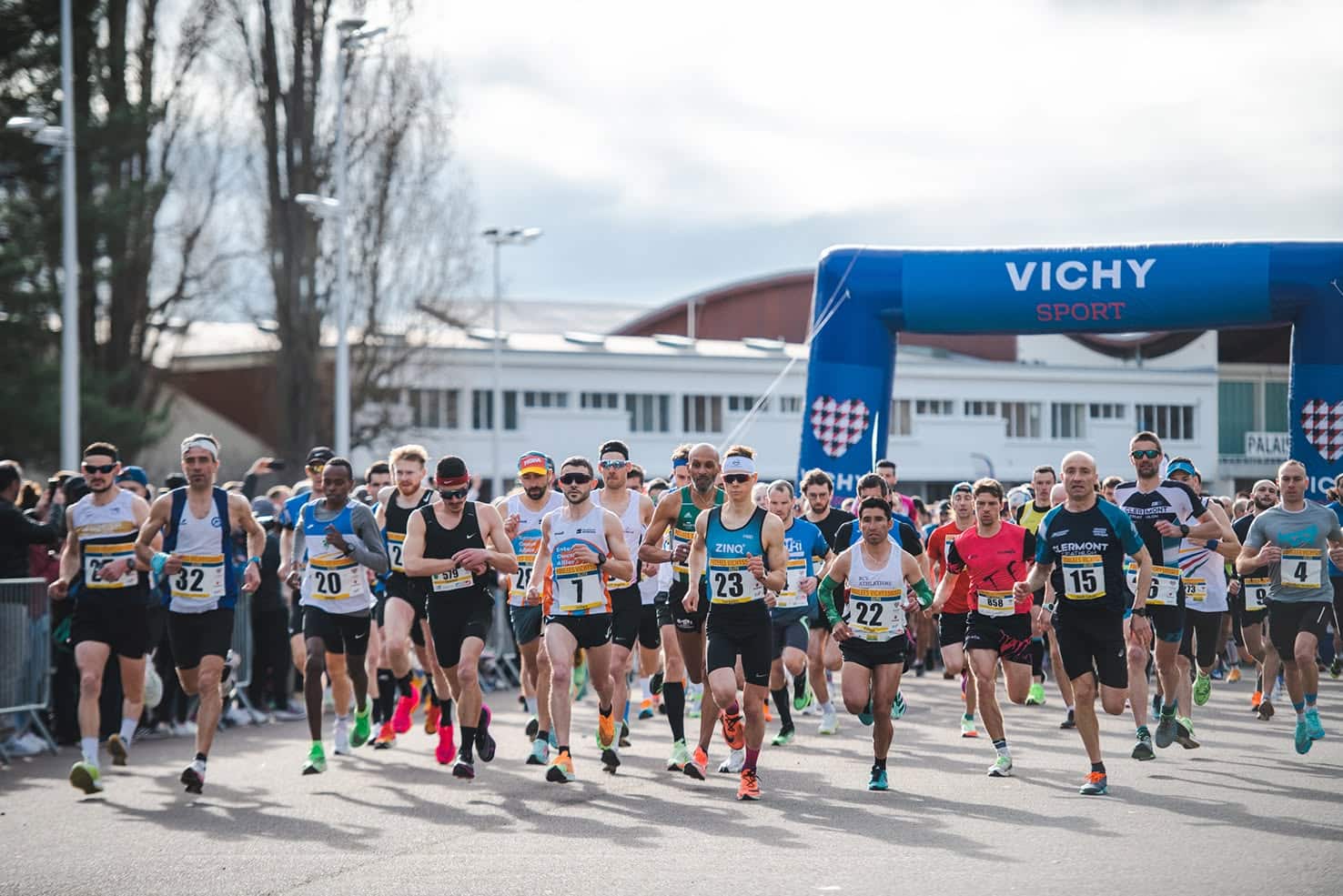 Depuis 27 ans, Les Foulées Vichyssoises animent Vichy. En 2026, 6000 participants record. Un marathon 2027 est maintenant prévu.