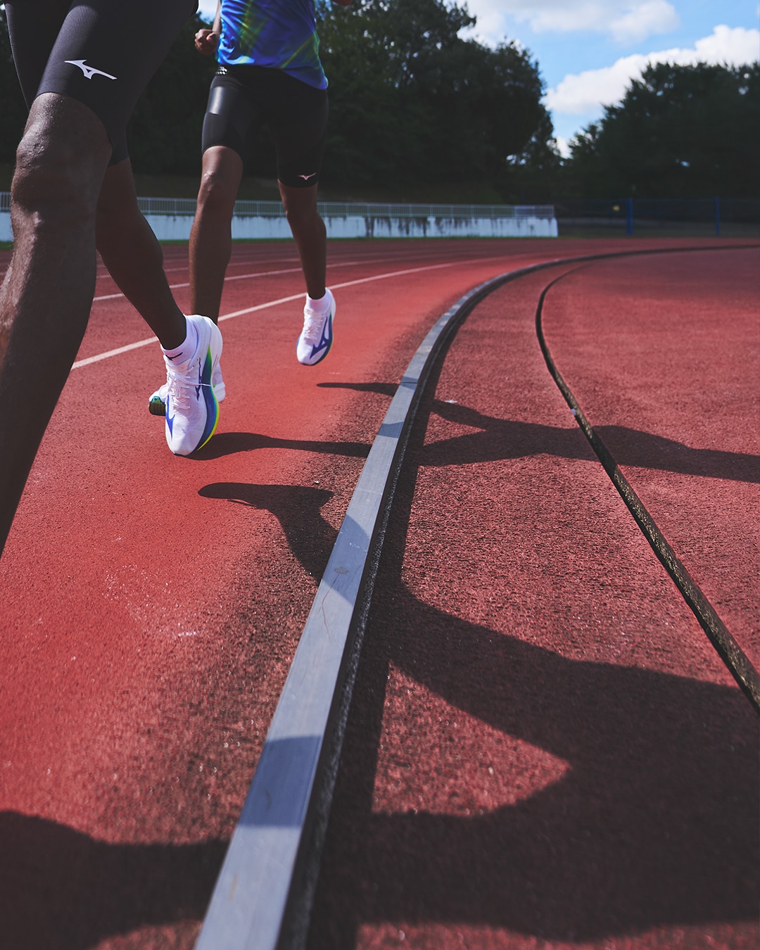 Mizuno dévoile la nouvelle gamme Hyperwarp avec trois chaussures à plaque carbone : Pure, Elite et Pro. Une refonte complète de sa gamme compétition, plus lisible et plus accessible, mêlant mousse Enerzy XP, innovation japonaise et performance pour tous les profils de coureurs.