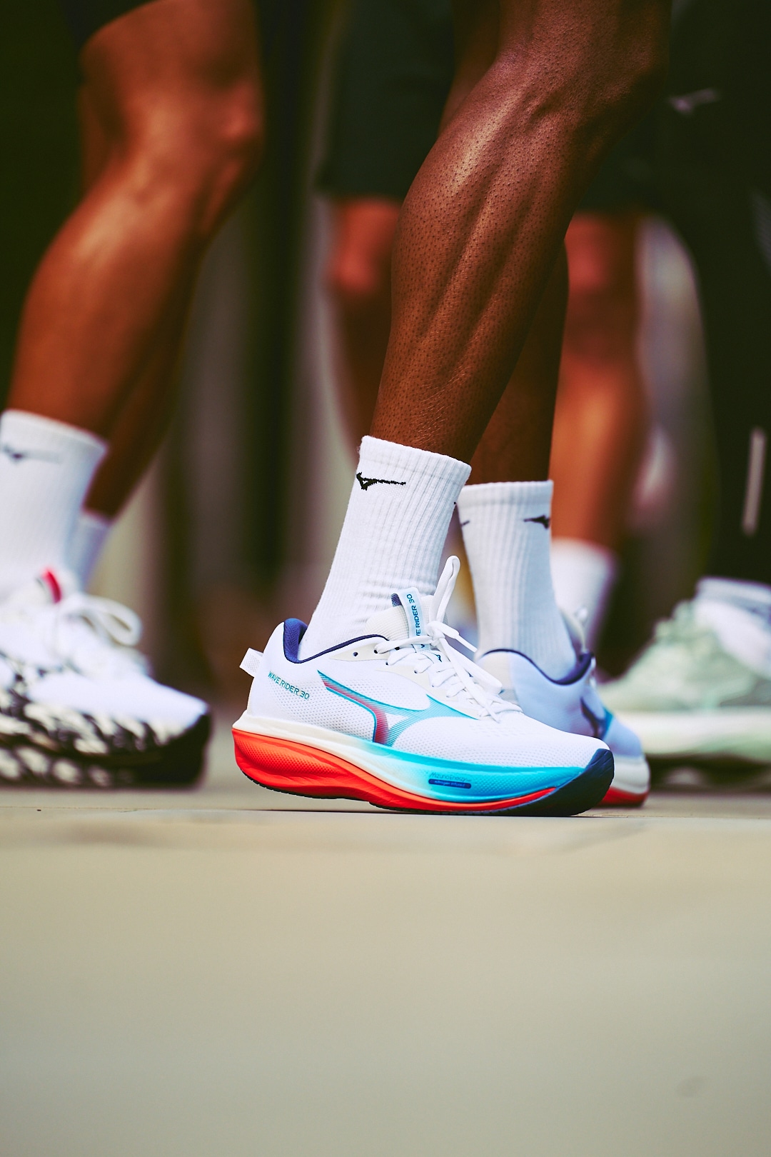 Plus d'amorti, plus de stabilité, plus de fluidité : la Wave Rider 30 embarque une double mousse Enerzy NXT et une plaque Wave sur toute la longueur. La daily trainer Mizuno fait peau neuve dans un design unique.