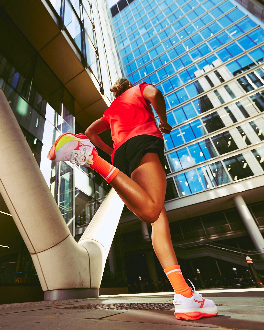 Plus d'amorti, plus de stabilité, plus de fluidité : la Wave Rider 30 embarque une double mousse Enerzy NXT et une plaque Wave sur toute la longueur. La daily trainer Mizuno fait peau neuve dans un design unique.