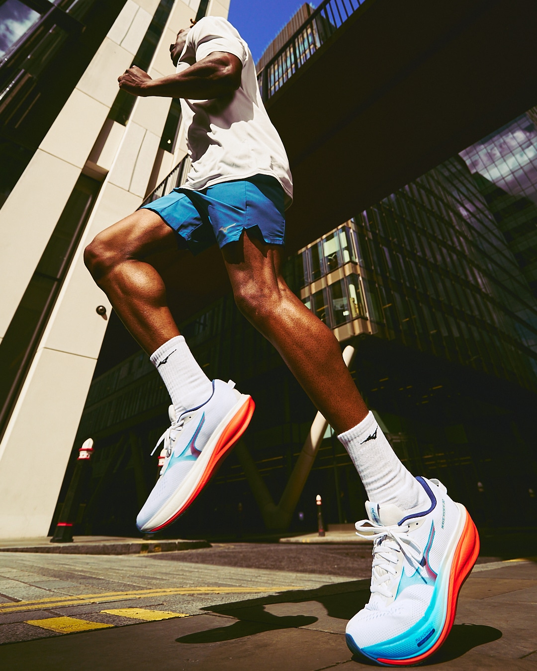 Plus d'amorti, plus de stabilité, plus de fluidité : la Wave Rider 30 embarque une double mousse Enerzy NXT et une plaque Wave sur toute la longueur. La daily trainer Mizuno fait peau neuve dans un design unique.