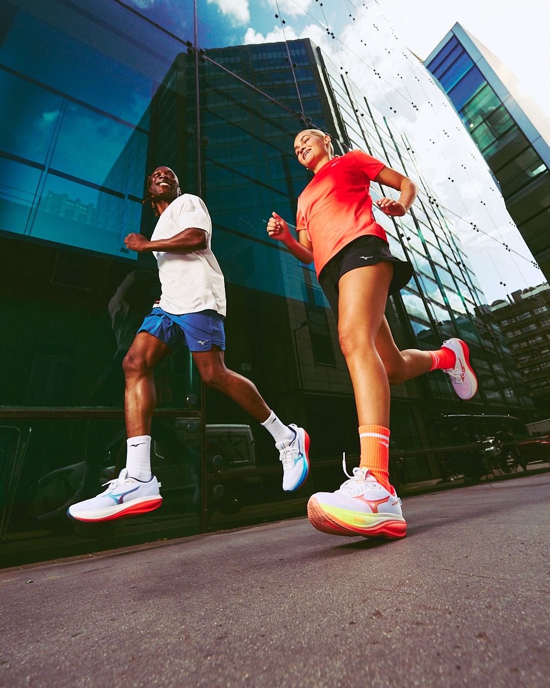 Plus d'amorti, plus de stabilité, plus de fluidité : la Wave Rider 30 embarque une double mousse Enerzy NXT et une plaque Wave sur toute la longueur. La daily trainer Mizuno fait peau neuve dans un design unique.
