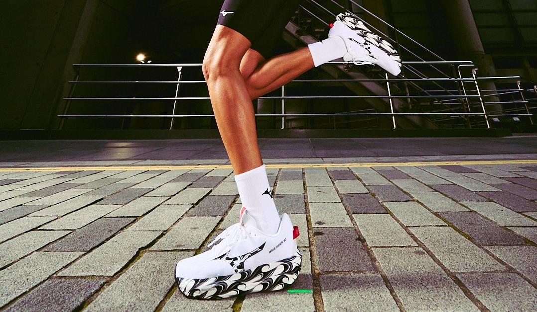 Plus d'amorti, plus de stabilité, plus de fluidité : la Wave Rider 30 embarque une double mousse Enerzy NXT et une plaque Wave sur toute la longueur. La daily trainer Mizuno fait peau neuve dans un design unique.