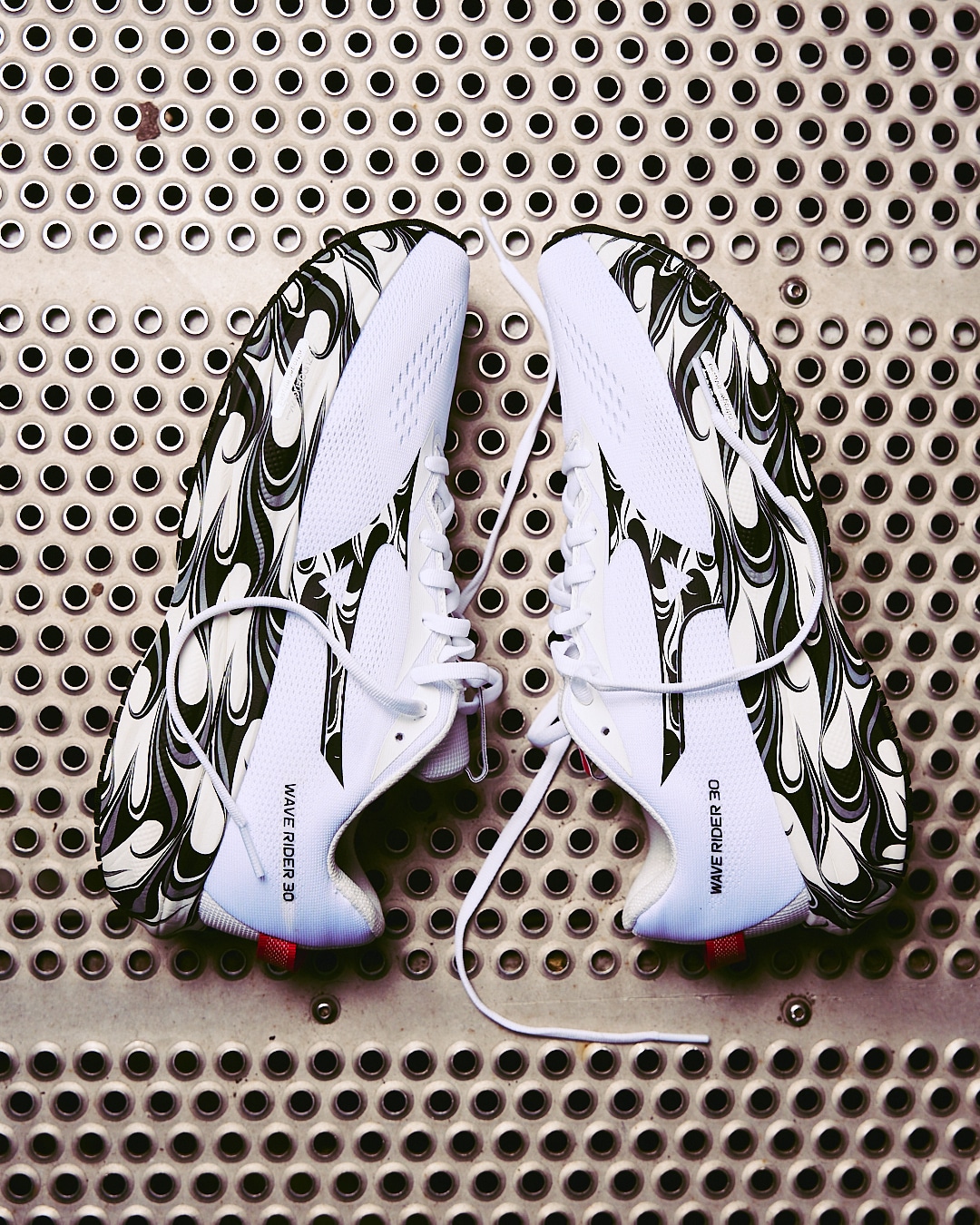 Plus d'amorti, plus de stabilité, plus de fluidité : la Wave Rider 30 embarque une double mousse Enerzy NXT et une plaque Wave sur toute la longueur. La daily trainer Mizuno fait peau neuve dans un design unique.