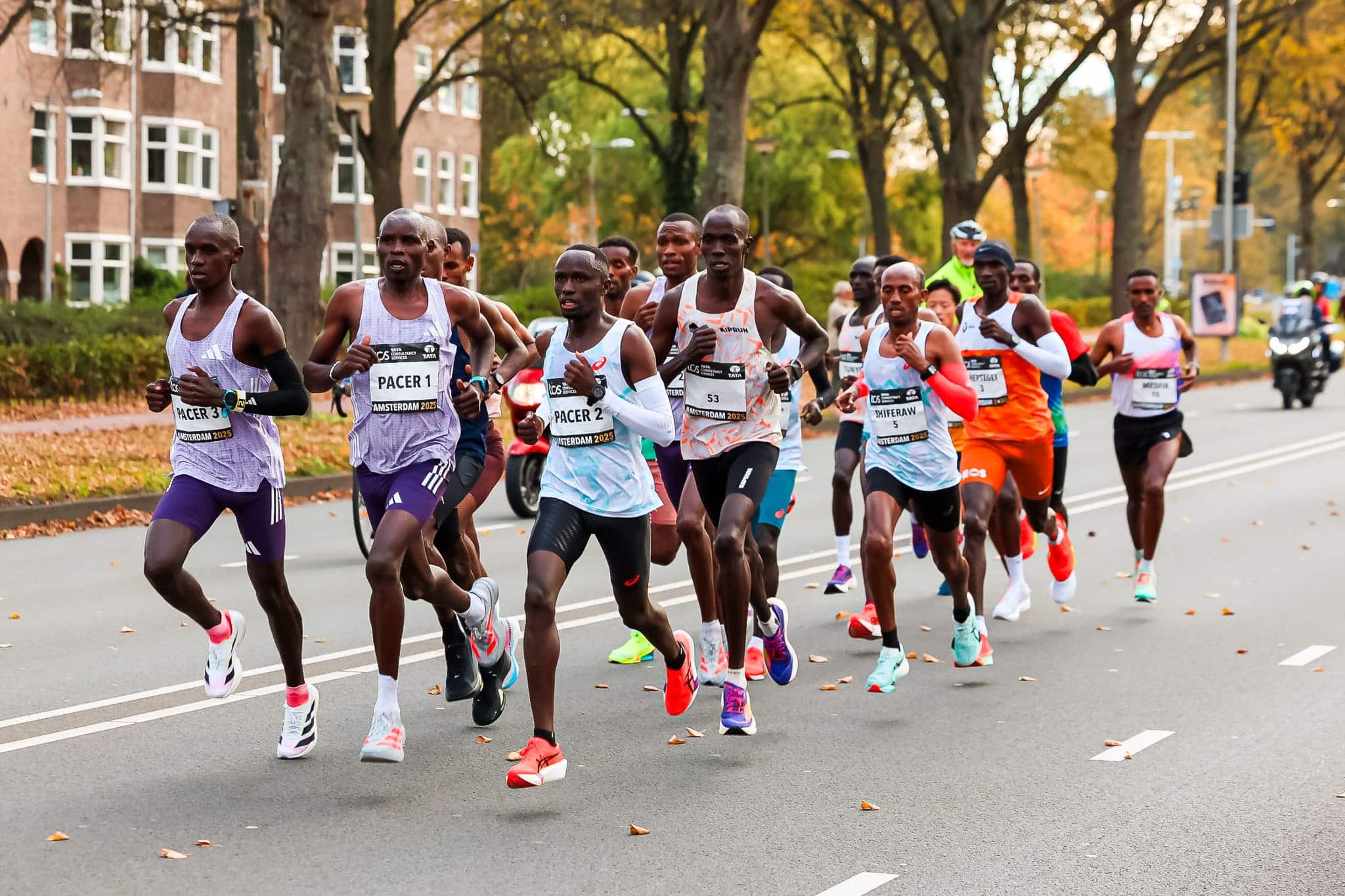 Chronométré en 2h03'29, le Kényan Geoffrey Toroitich Kipchumba s'est emparé du record du Marathon d'Amsterdam.